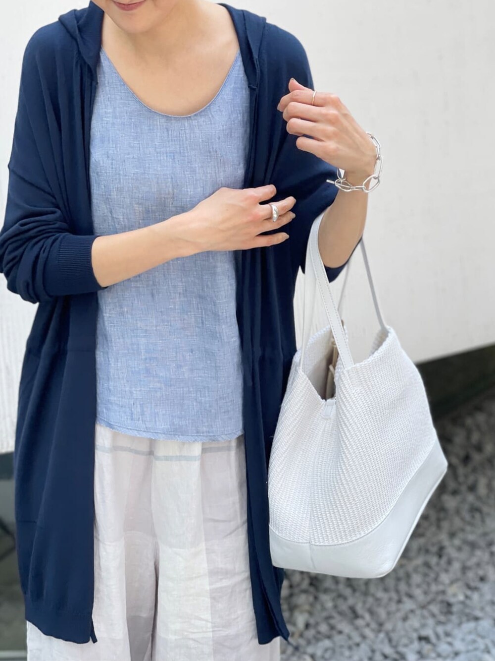 ホワイト系のトートバッグ、ホワイト系のタンクトップ、ホワイト系のその他シューズを着用したレディースの春コーディネートの4枚目の写真