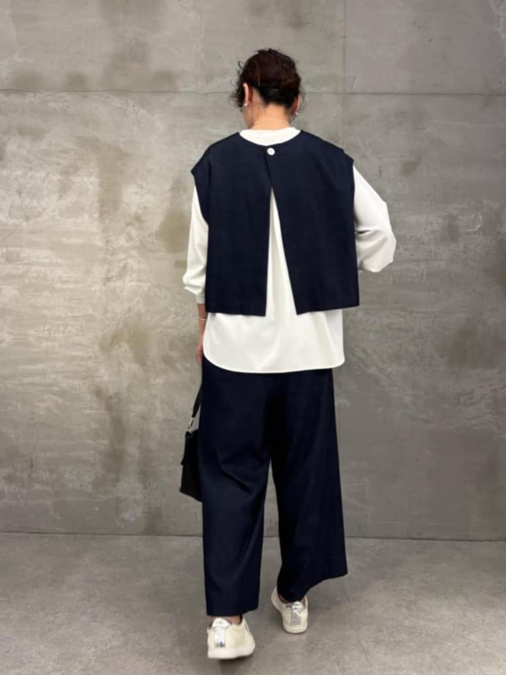 ブルー系のシャツ/ブラウス、ブルー系のその他パンツ、グレー系のショルダーバッグを着用したレディースの冬コーディネートの6枚目の写真