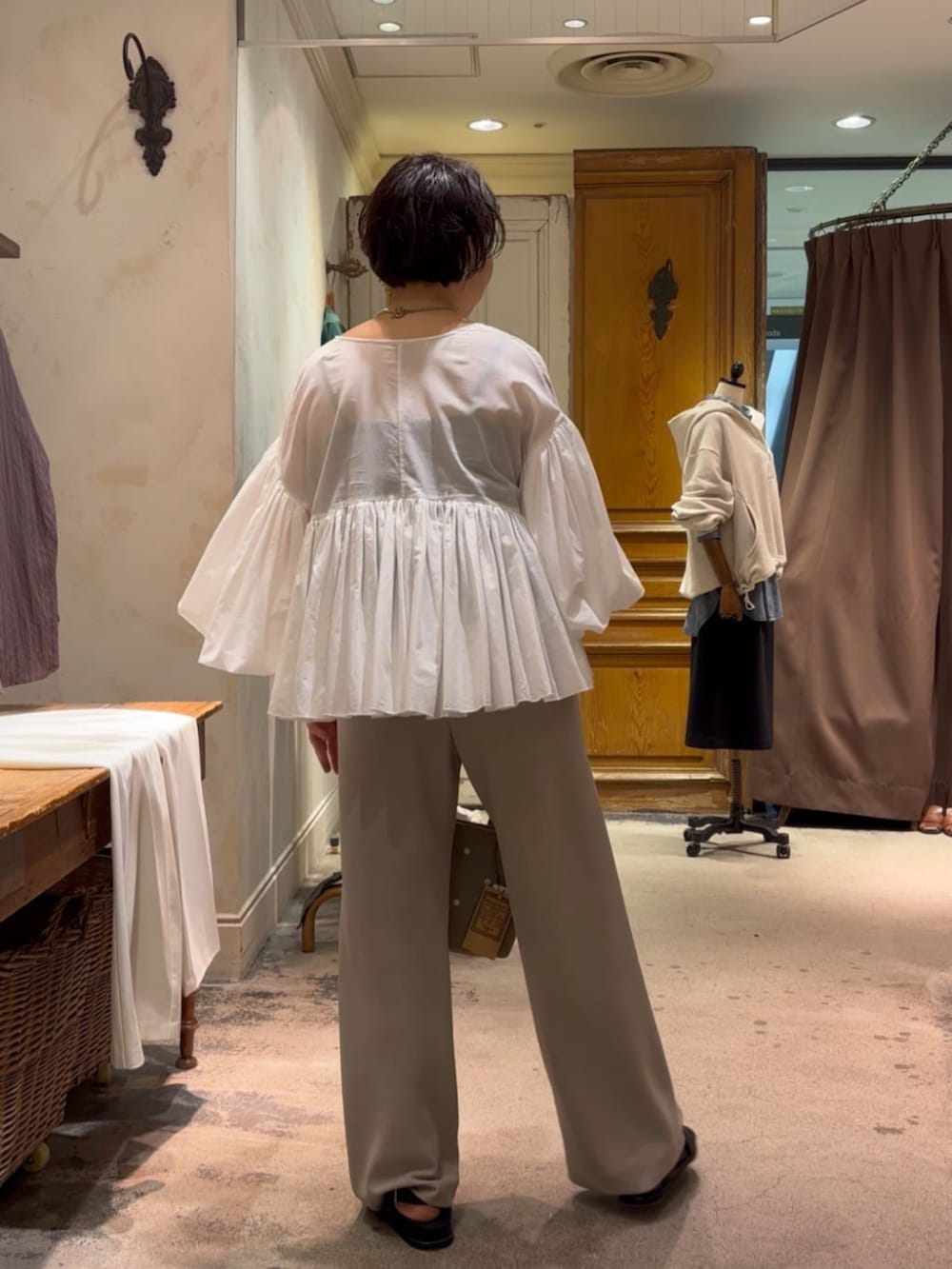 ベージュ系のその他パンツ、ホワイト系のシャツ/ブラウスを着用したレディースの冬コーディネートの6枚目の写真