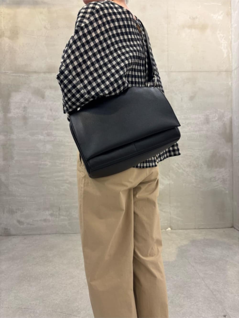 ブラック系のショルダーバッグを着用したレディースの春コーディネートの4枚目の写真