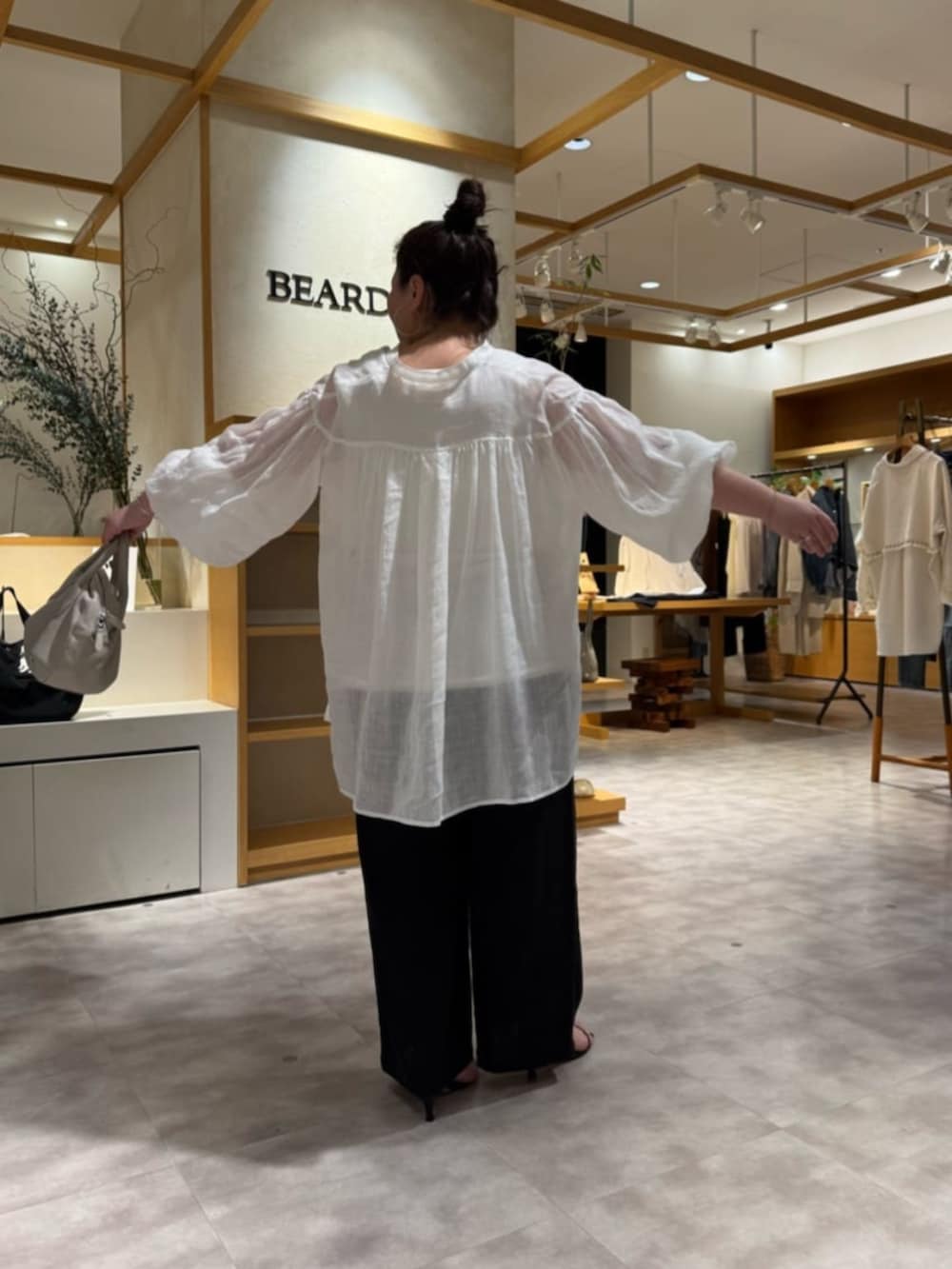 ホワイト系のシャツ/ブラウス、ブラック系のその他パンツ、ホワイト系のシャツ/ブラウスを着用したレディースの春コーディネートの6枚目の写真