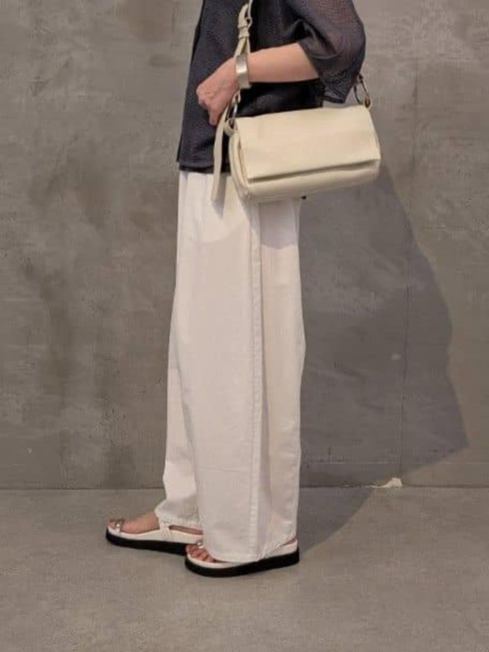 ホワイト系のショルダーバッグ、ホワイト系のサンダル、ホワイト系のその他パンツを着用したレディースの春コーディネートの6枚目の写真