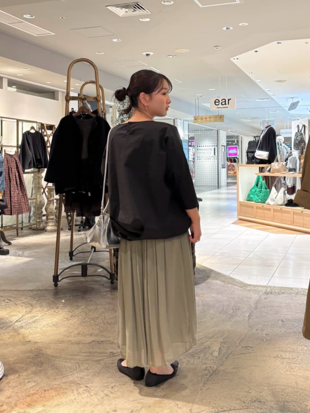 グリーン系のその他パンツ、シルバー系のトートバッグ、ブラック系のシャツ/ブラウスを着用したレディースの冬コーディネートの2枚目の写真