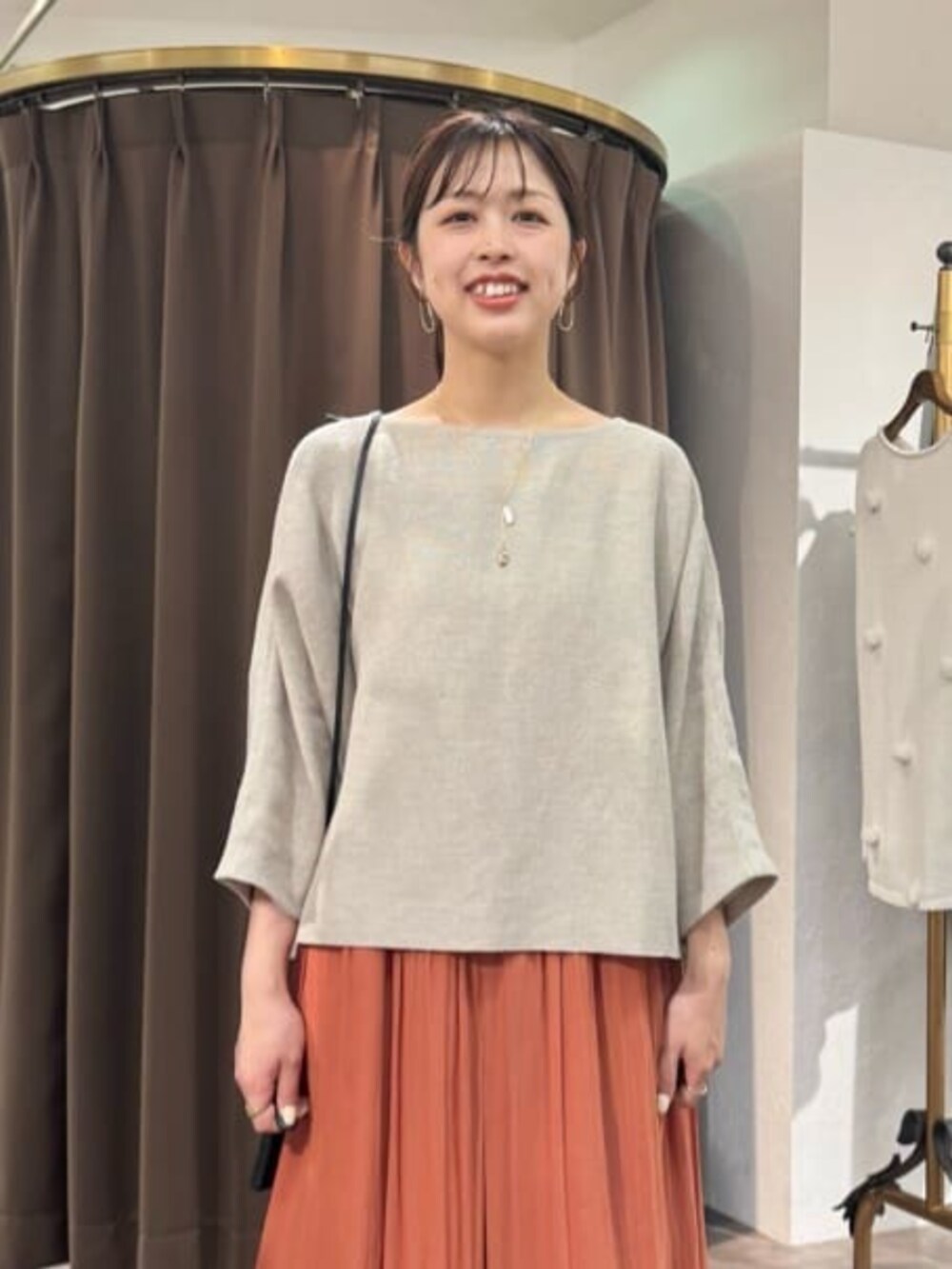 オレンジ系のその他パンツ、ベージュ系のニット/セーターを着用したレディースの春コーディネートの4枚目の写真