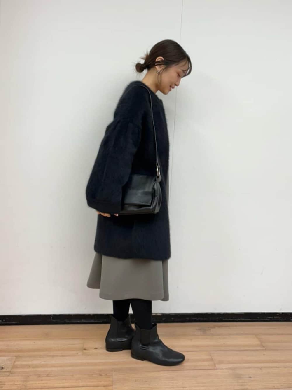 ブラック系のその他アウター、ブラウン系のワンピース、ブラック系のショルダーバッグを着用したレディースの冬コーディネートの5枚目の写真