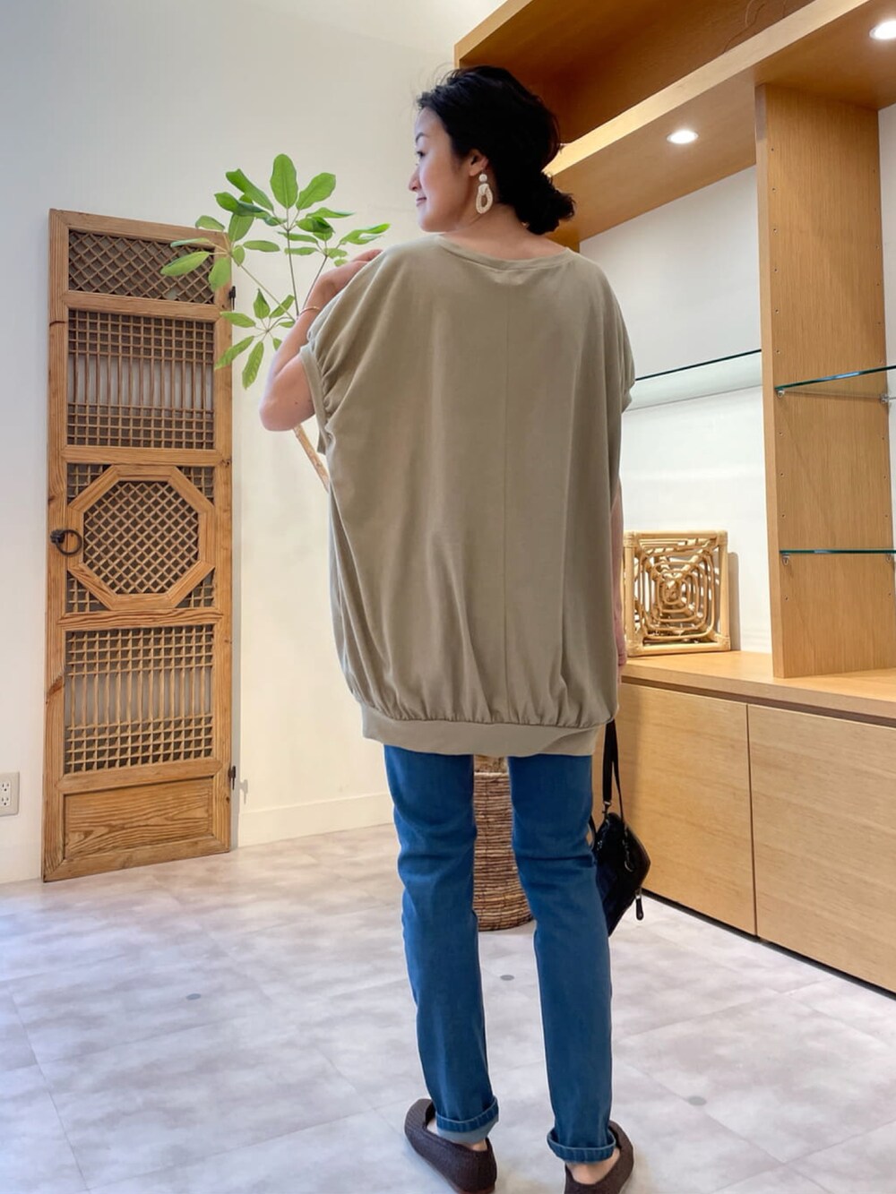 ベージュ系のTシャツ/カットソー、ブルー系のその他パンツを着用したレディースの夏コーディネートの2枚目の写真