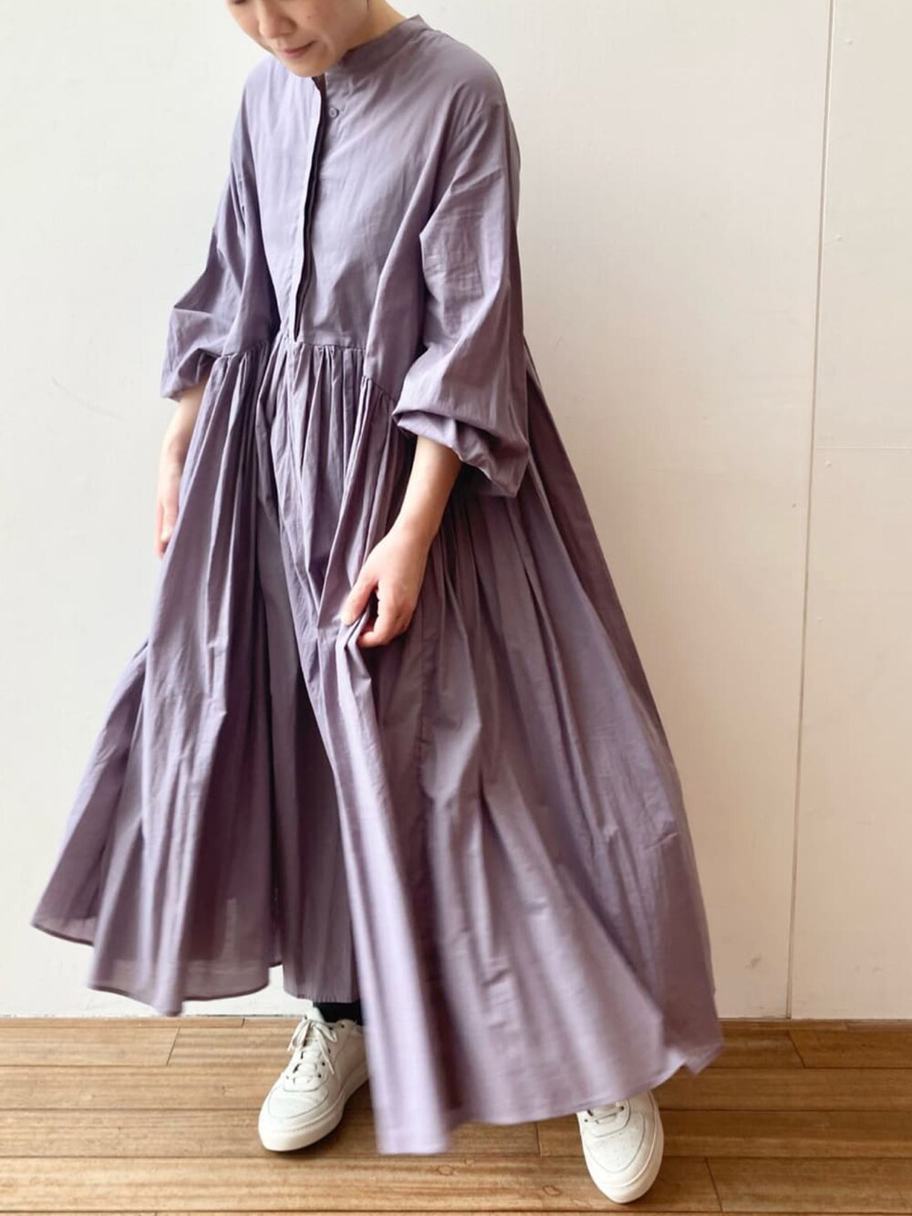 パープル系のワンピース、ブルー系のベストを着用したレディースの冬コーディネートの4枚目の写真