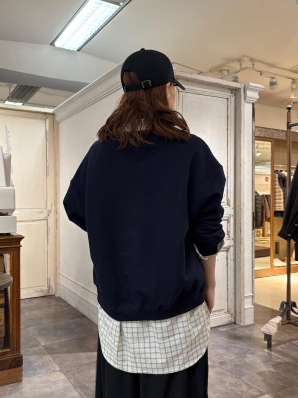 ホワイト系のシャツ/ブラウス、ブラック系のその他パンツ、ブルー系のTシャツ/カットソーを着用したレディースの冬コーディネートの5枚目の写真