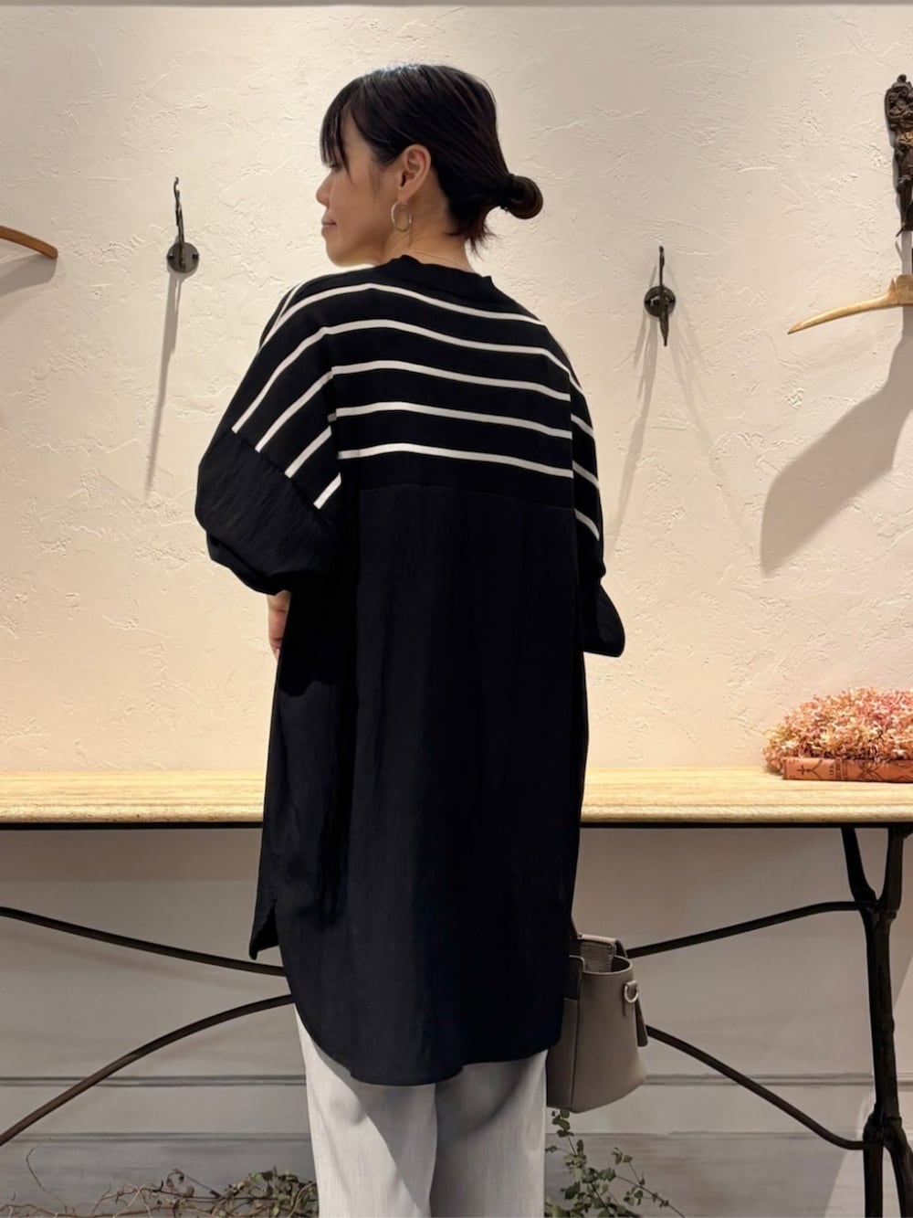 グレー系のその他パンツ、ブラック系のニット/セーター、シルバー系のネックレスを着用したレディースの冬コーディネートの6枚目の写真