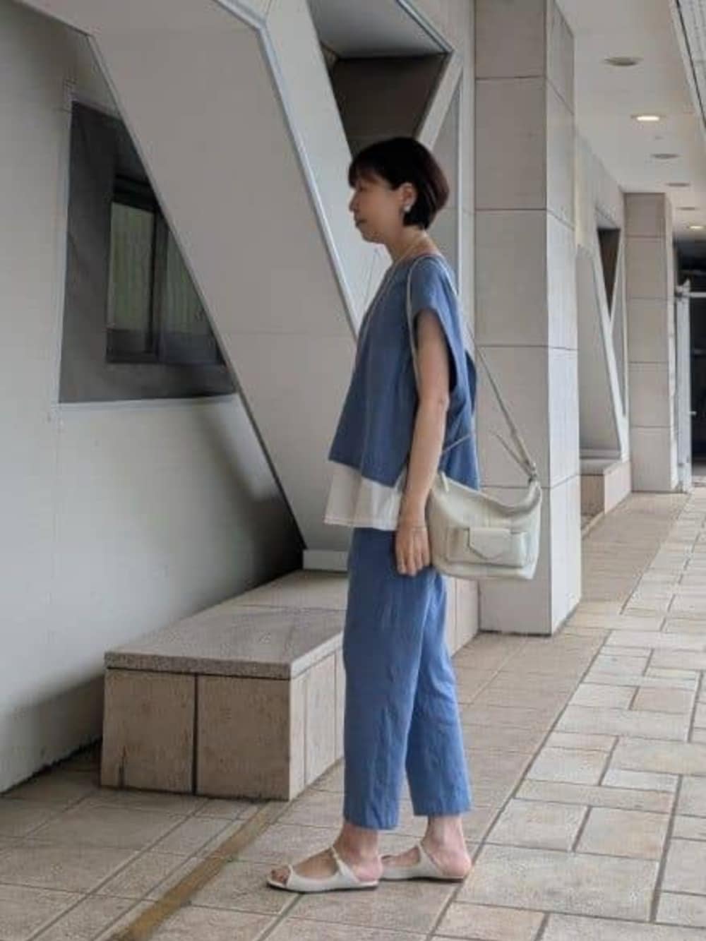 ホワイト系のタンクトップ、ブルー系のシャツ/ブラウス、ブルー系のその他パンツを着用したレディースの春コーディネートの2枚目の写真