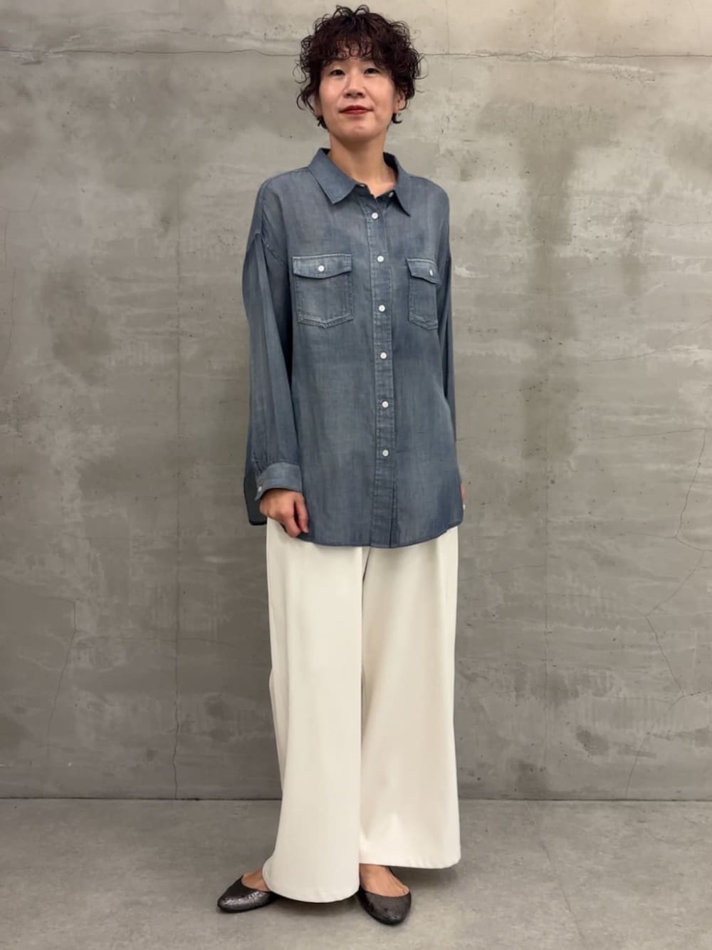 ブルー系のシャツ/ブラウス、ホワイト系のその他パンツ、グレー系のTシャツ/カットソーを着用したレディースの冬コーディネートの7枚目の写真