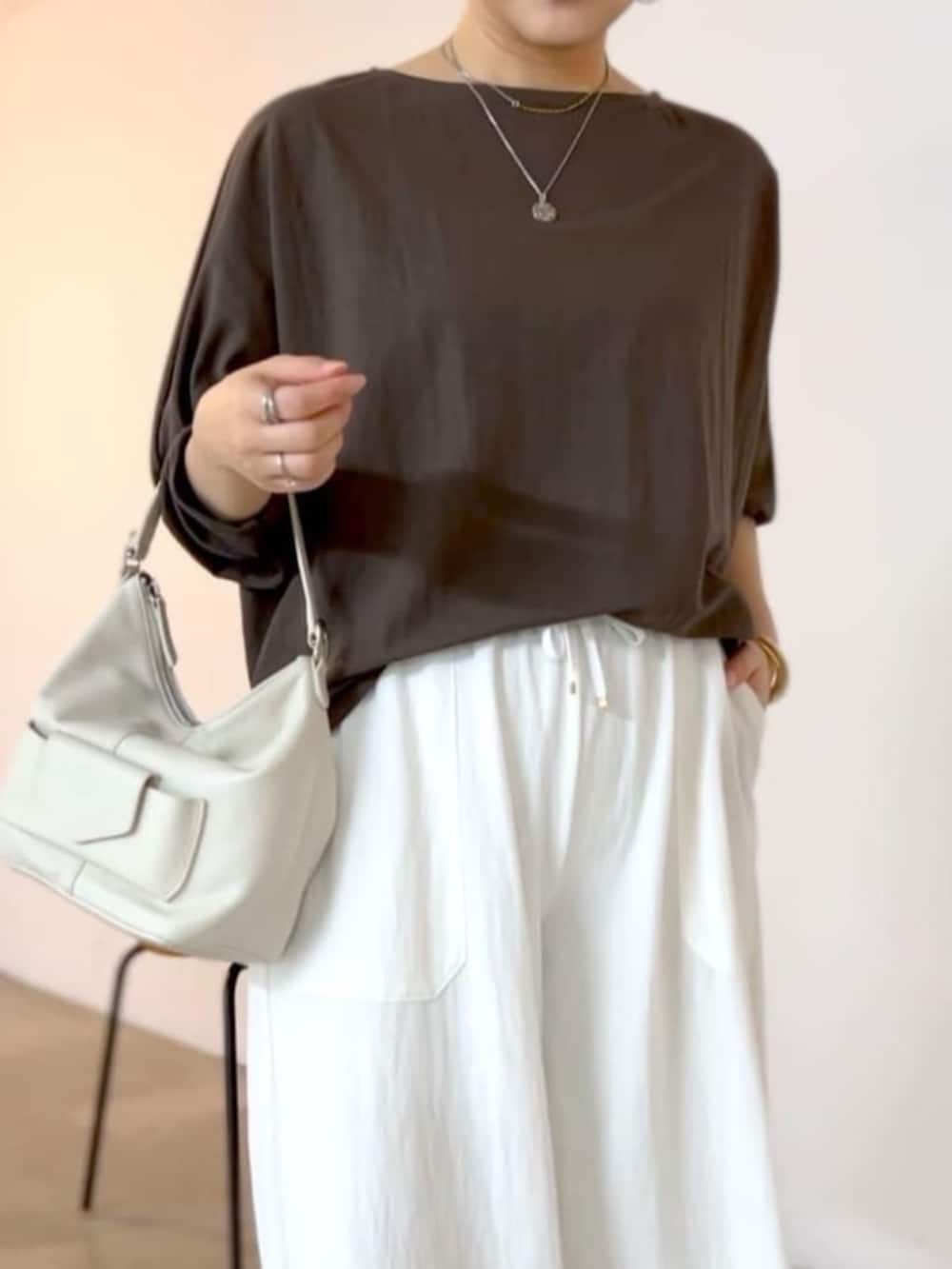 ホワイト系のベスト、ホワイト系のTシャツ/カットソーを着用したレディースの夏コーディネートの8枚目の写真