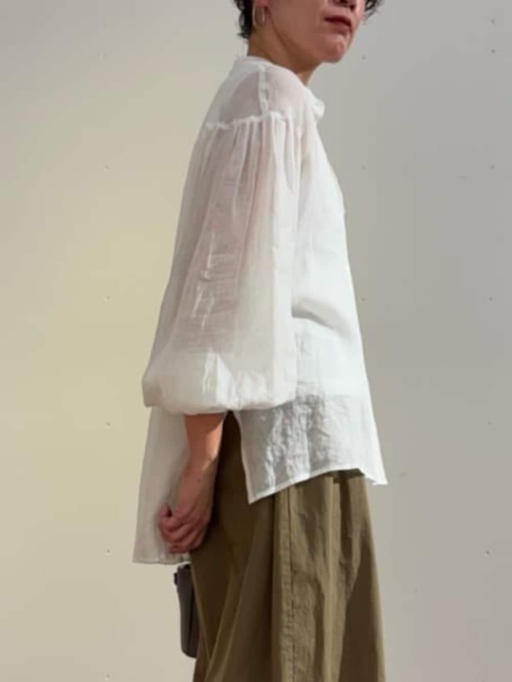 イエロー系のその他パンツ、ホワイト系のシャツ/ブラウスを着用したレディースの春コーディネートの8枚目の写真