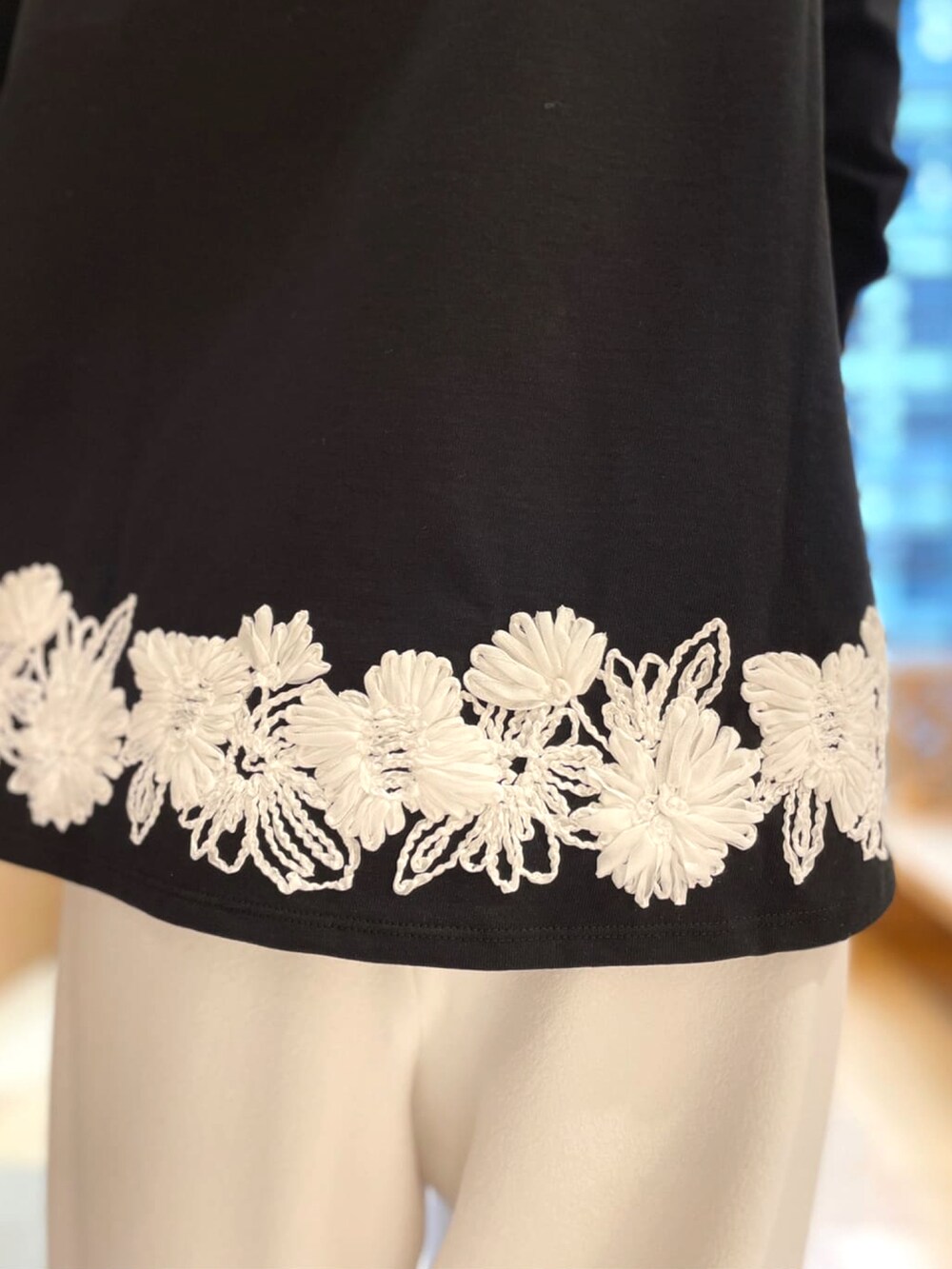 ブラック系のTシャツ/カットソー、ホワイト系のその他パンツ、ホワイト系のその他シューズを着用したレディースの春コーディネートの4枚目の写真