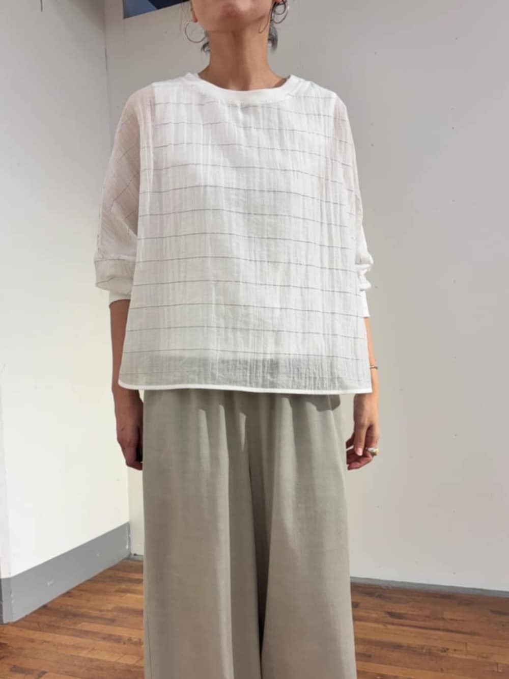 グレー系のその他パンツ、ホワイト系のシャツ/ブラウスを着用したレディースの春コーディネートの7枚目の写真