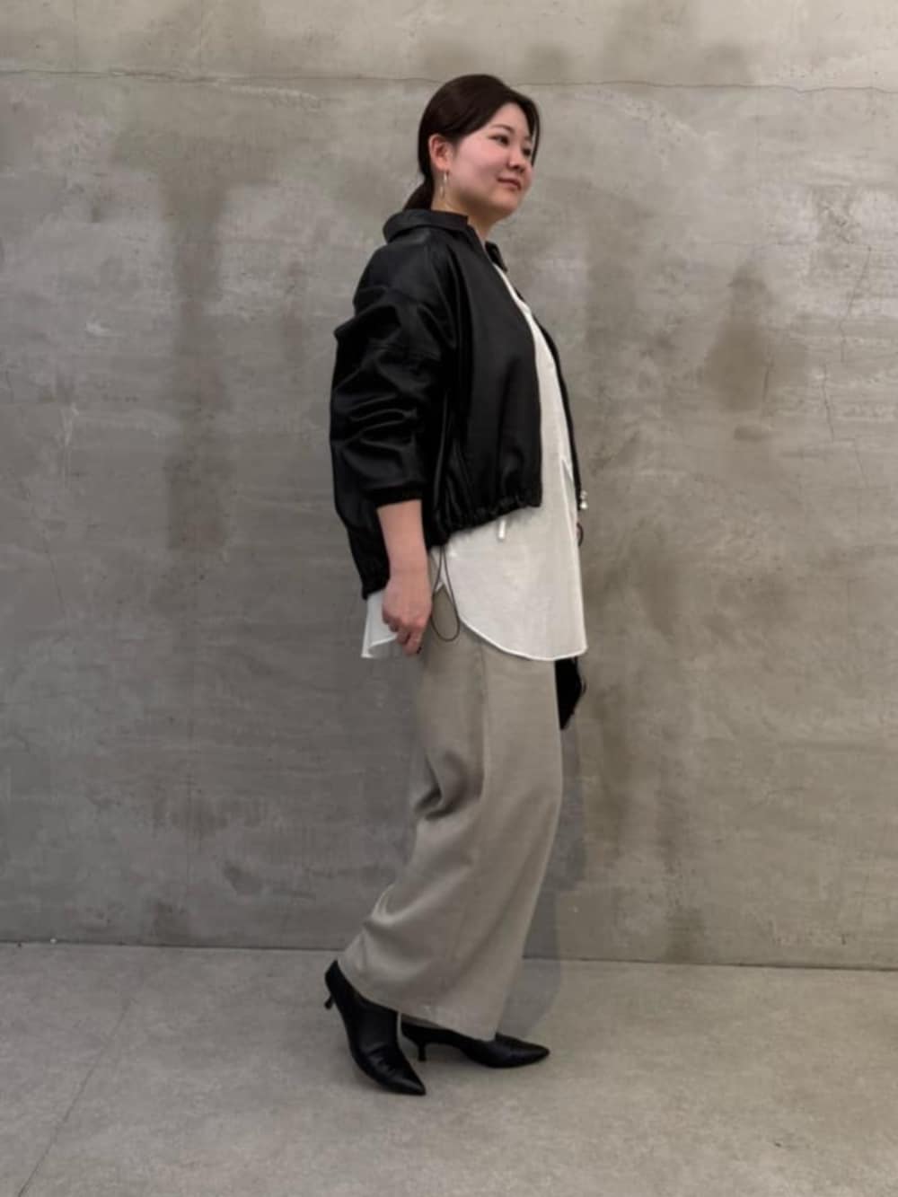 グレー系のその他パンツ、ブラック系のブルゾン、ホワイト系のシャツ/ブラウスを着用したレディースの冬コーディネートの2枚目の写真