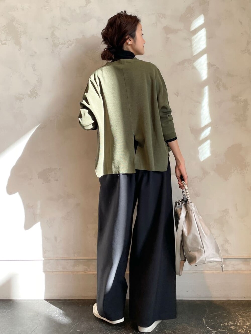 グリーン系のカーディガン/ボレロ、ブラック系のニット/セーター、ブラック系のその他パンツを着用したレディースの冬コーディネートの2枚目の写真