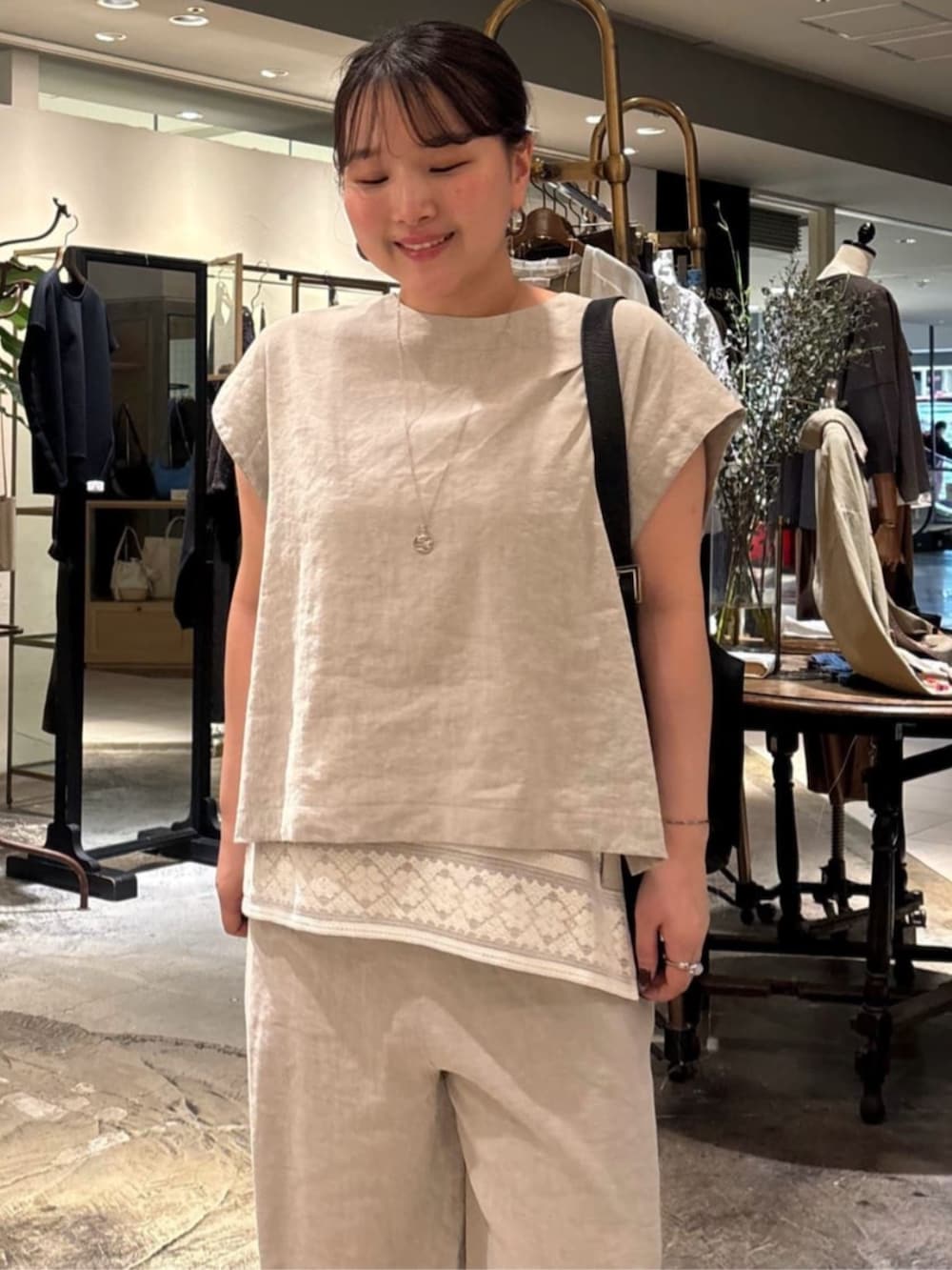 ホワイト系のシャツ/ブラウス、ベージュ系のシャツ/ブラウス、ベージュ系のその他パンツを着用したレディースの夏コーディネートの6枚目の写真