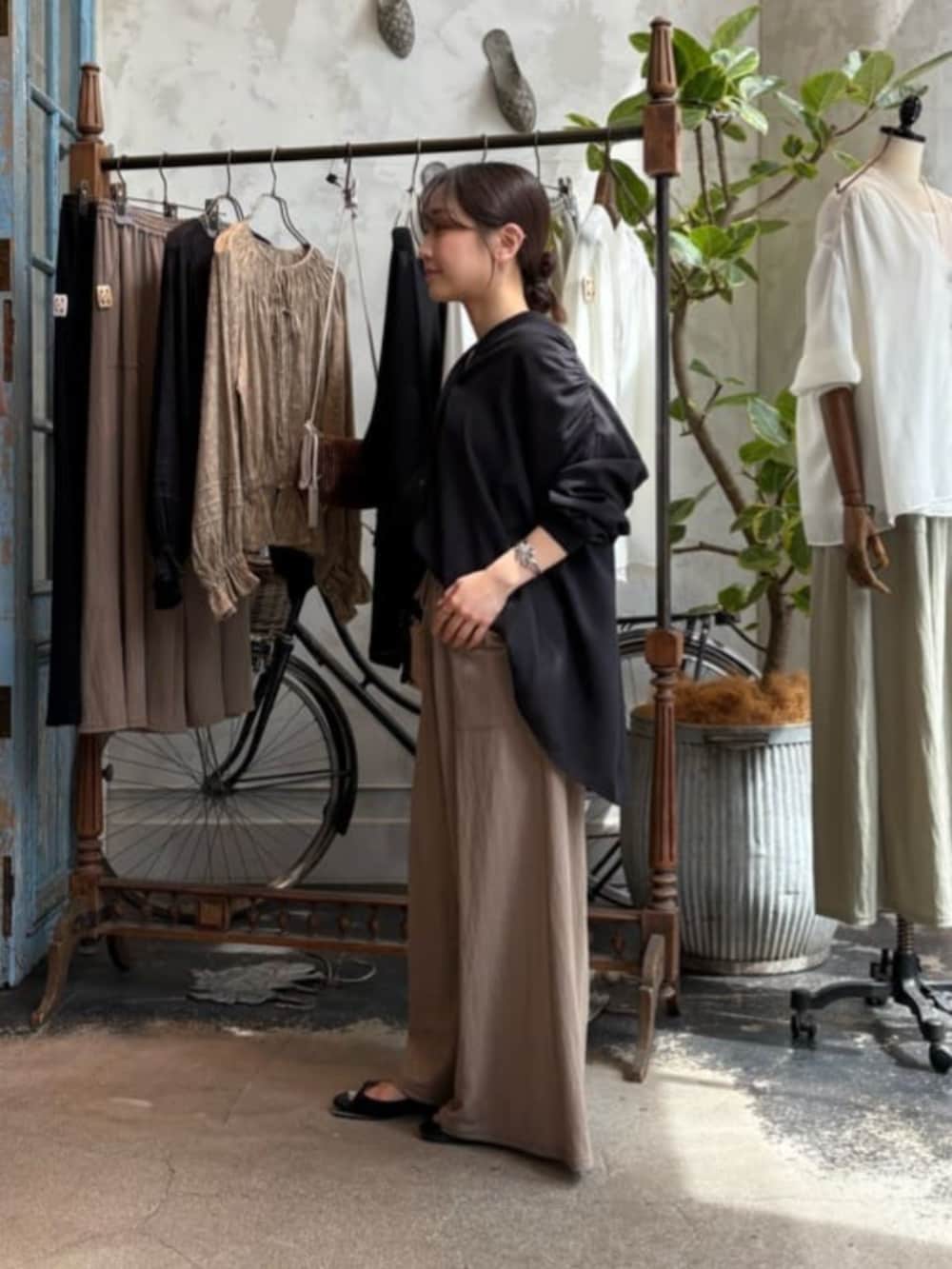 ベージュ系のその他パンツ、ブラック系のシャツ/ブラウスを着用したレディースの春コーディネートの9枚目の写真