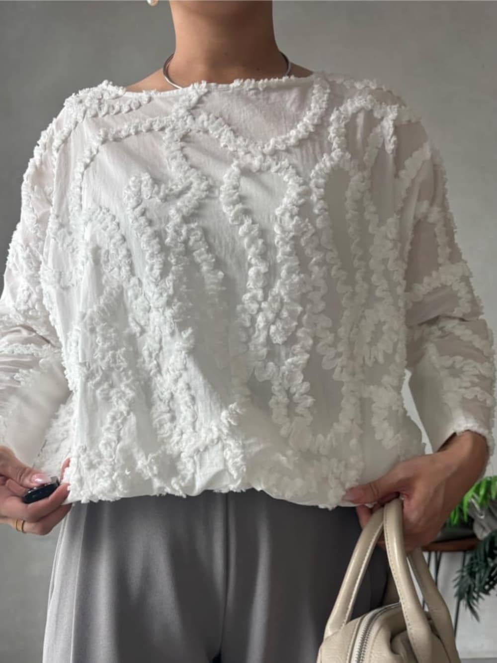 グレー系のその他パンツ、ホワイト系のシャツ/ブラウスを着用したレディースの夏コーディネートの5枚目の写真