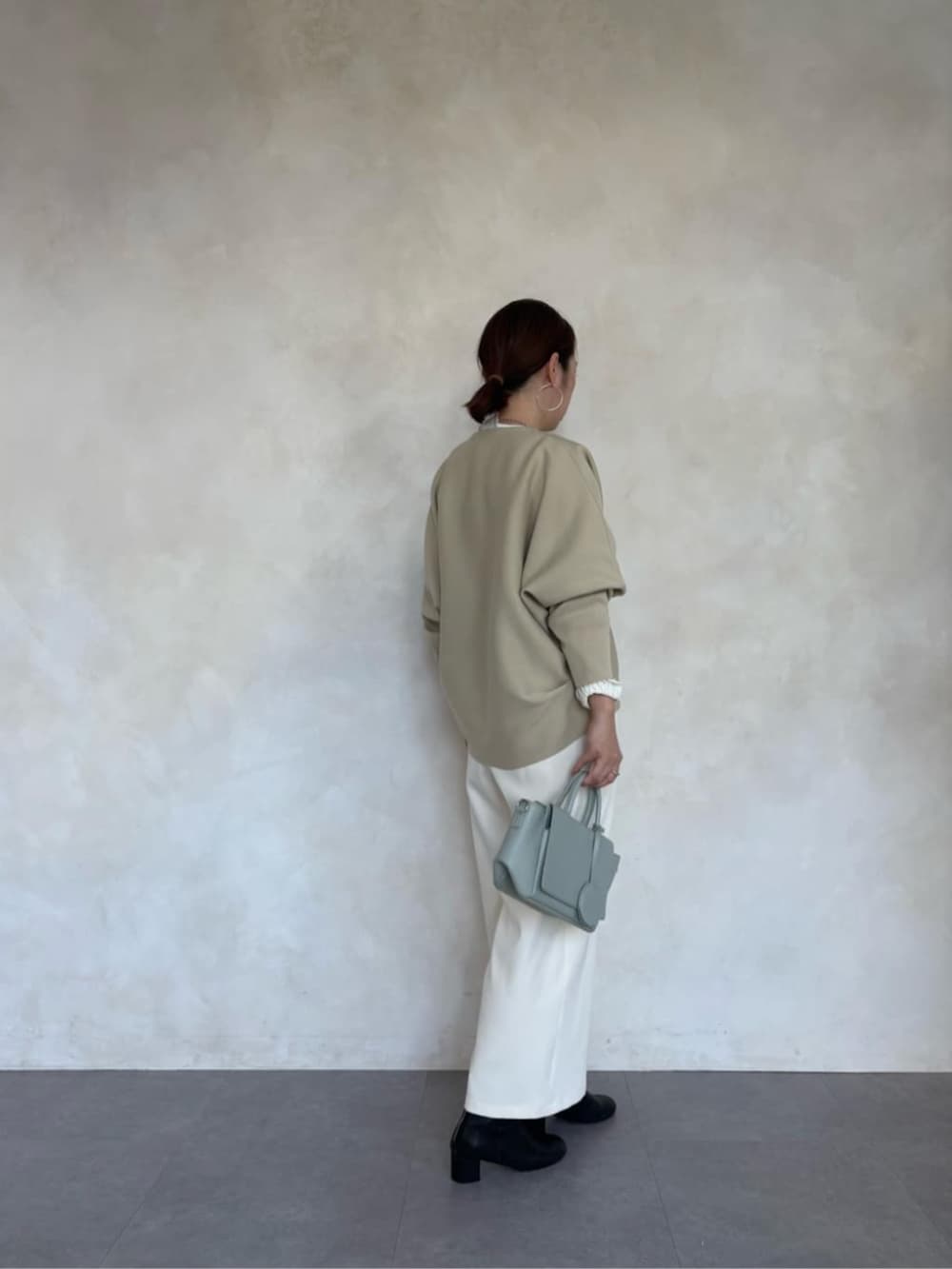 ベージュ系のカーディガン/ボレロ、ホワイト系のその他パンツ、ホワイト系のシャツ/ブラウスを着用したレディースの冬コーディネートの4枚目の写真