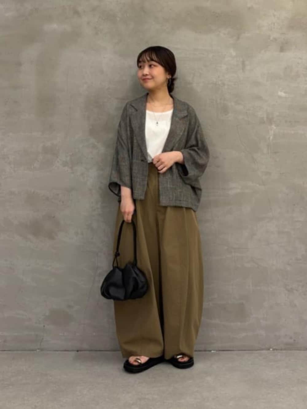 イエロー系のその他パンツ、ホワイト系のシャツ/ブラウス、ベージュ系のテーラードジャケットを着用したレディースの春コーディネートの6枚目の写真