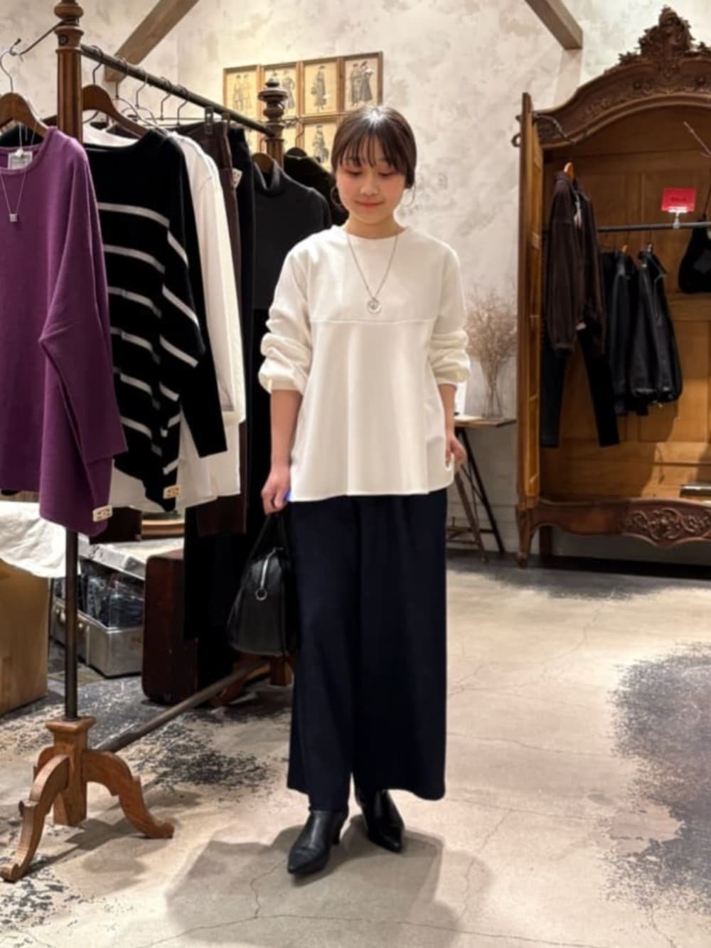 ブルー系のその他パンツ、ホワイト系のTシャツ/カットソーを着用したレディースの冬コーディネートの5枚目の写真