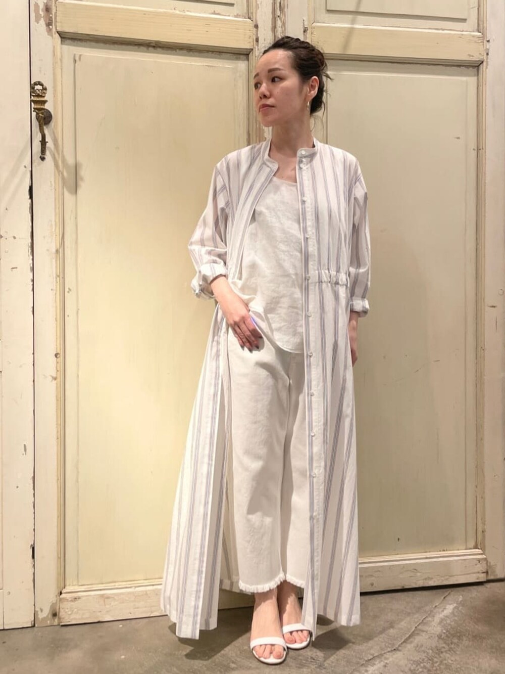 ブルー系のワンピース、ホワイト系のシャツ/ブラウス、ホワイト系のデニムパンツを着用したレディースの春コーディネートの2枚目の写真