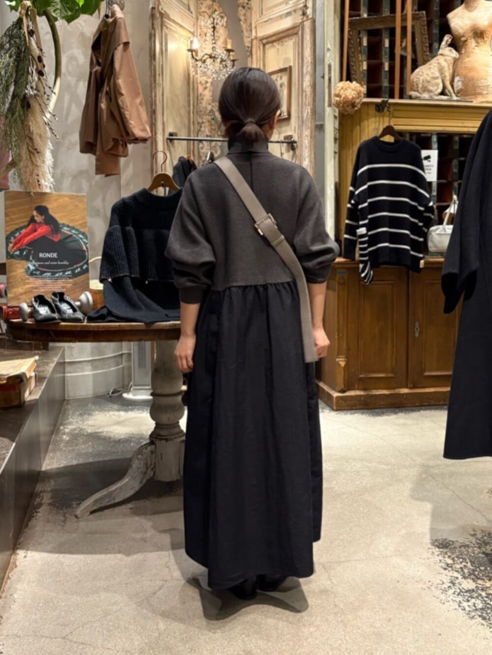 グレー系のワンピース、グレー系のショルダーバッグを着用したレディースの冬コーディネートの7枚目の写真