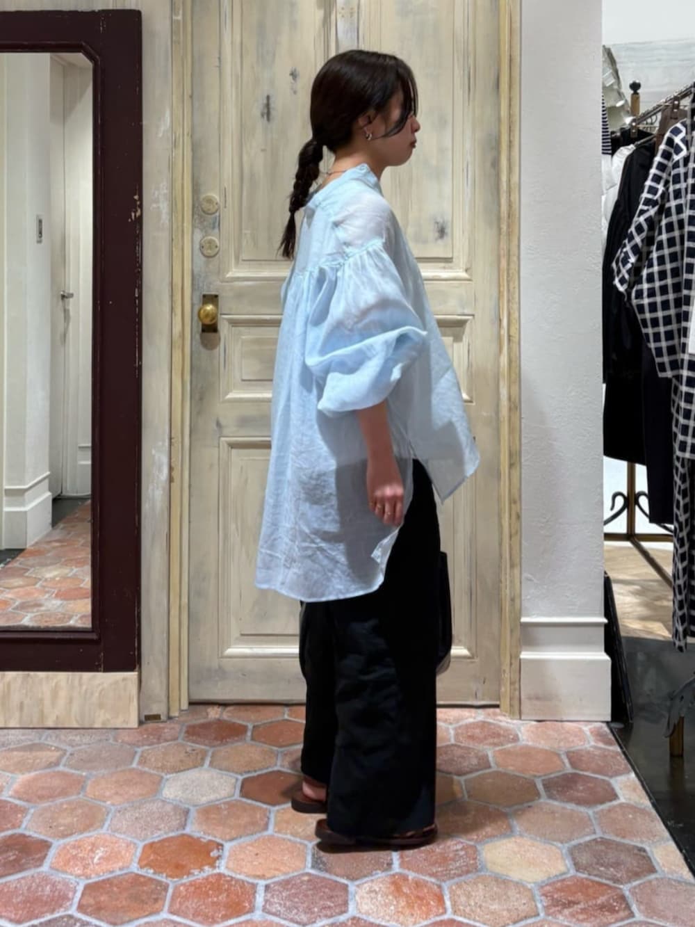 ブラック系のその他パンツ、ブルー系のシャツ/ブラウスを着用したレディースの春コーディネートの2枚目の写真