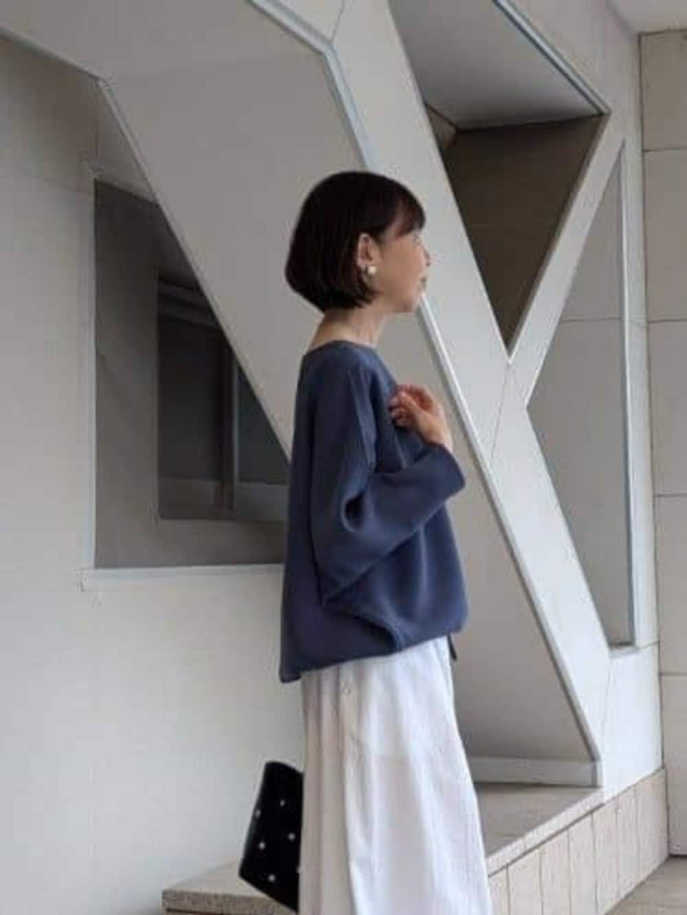 ブラック系のトートバッグ、ブルー系のシャツ/ブラウス、ホワイト系のその他パンツを着用したレディースの冬コーディネートの5枚目の写真