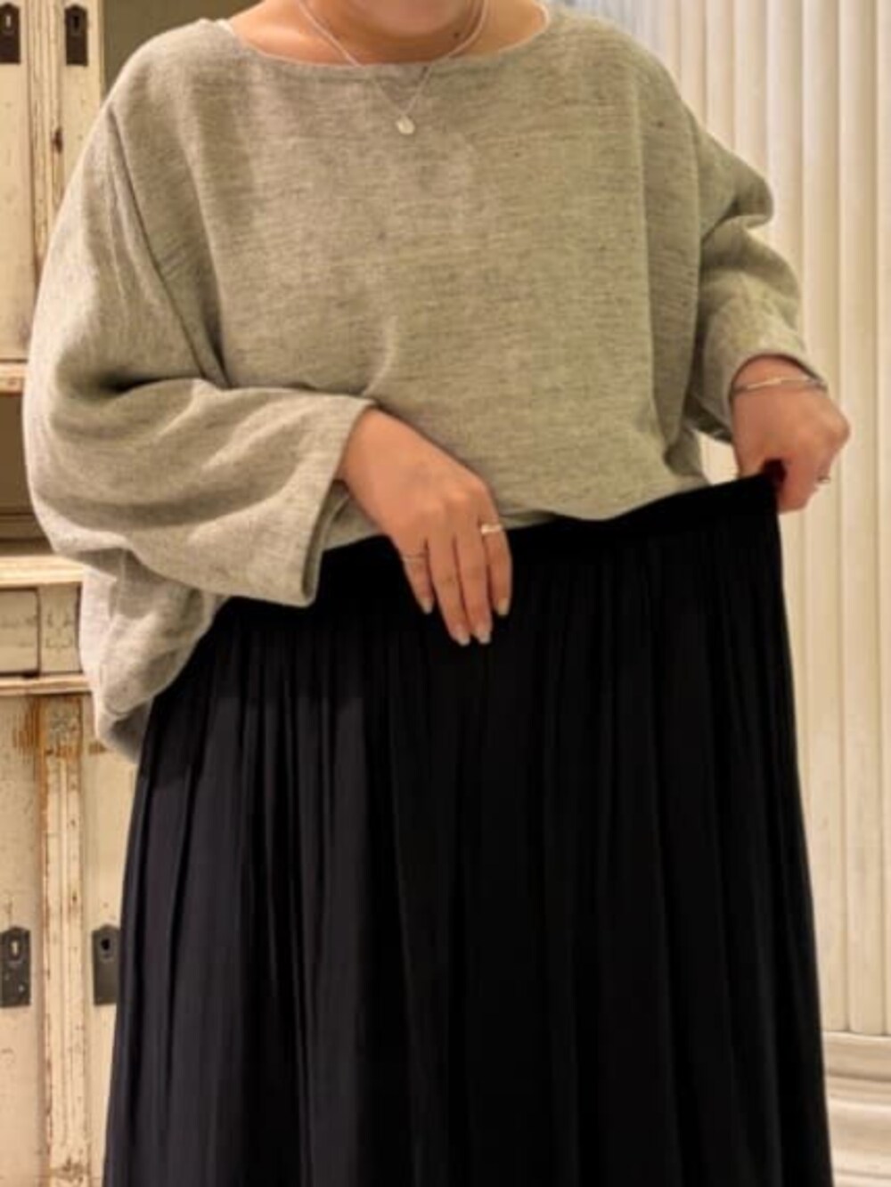 ブラック系のその他パンツ、ホワイト系のトートバッグ、グレー系のニット/セーターを着用したレディースの春コーディネートの8枚目の写真