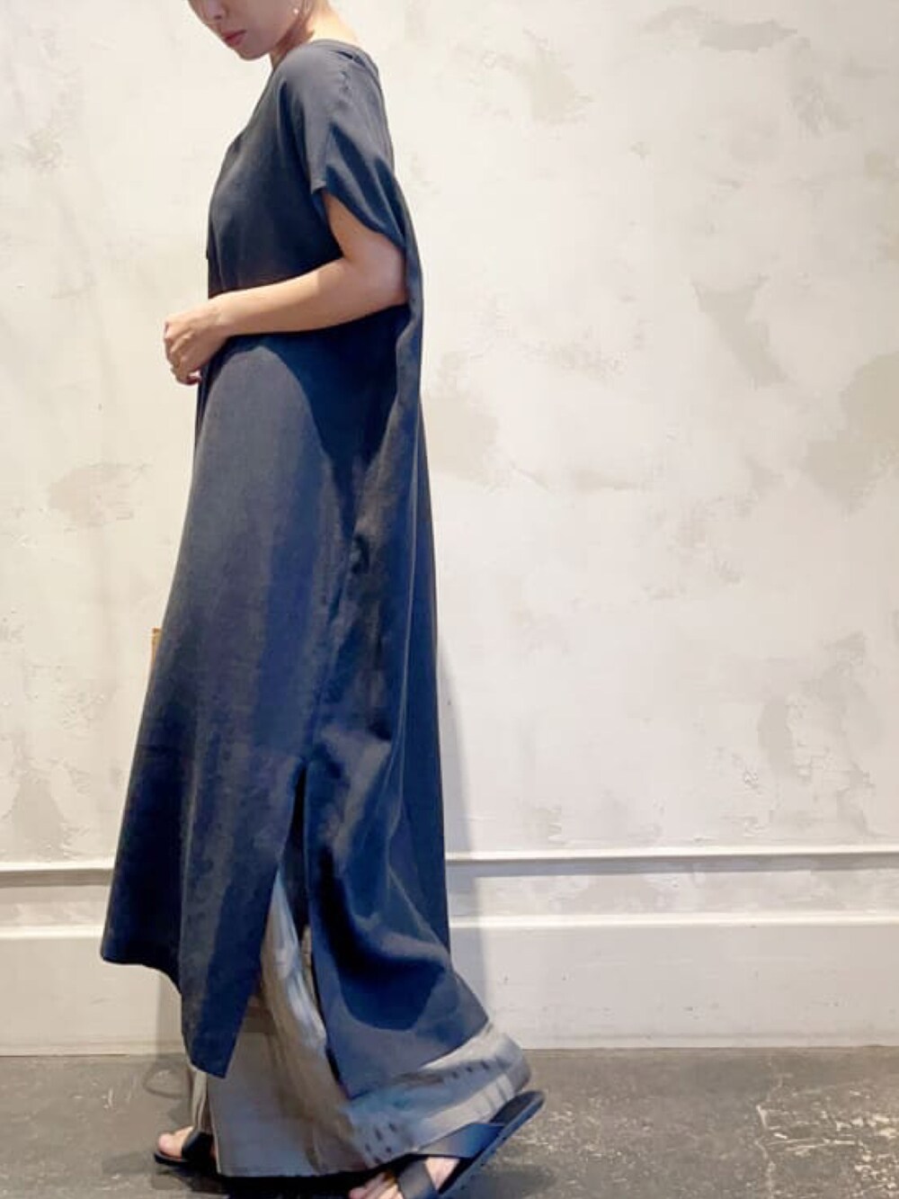 グレー系のワンピース、グレー系のその他パンツを着用したレディースの夏コーディネートの3枚目の写真