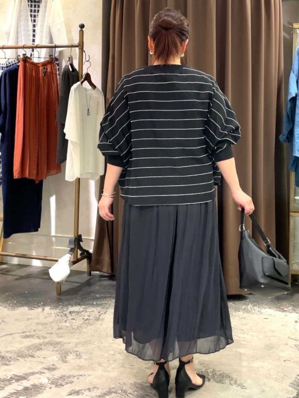 ブラック系のその他パンツ、ブラック系のシャツ/ブラウスを着用したレディースの春コーディネートの4枚目の写真