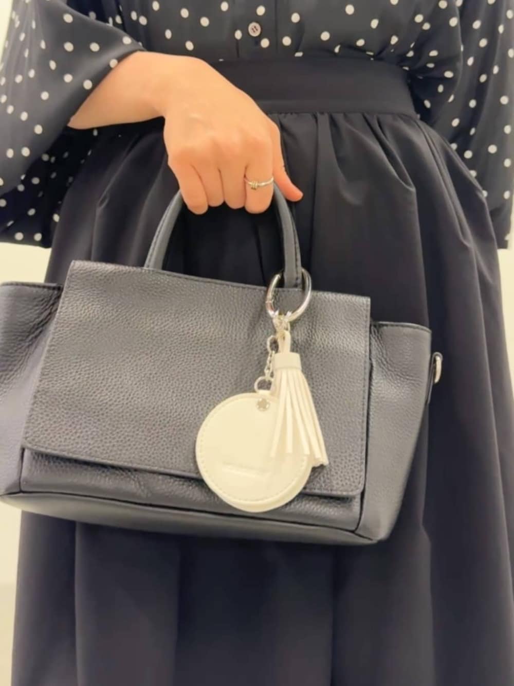 ブラック系のスカート、ブラック系のシャツ/ブラウスを着用したレディースの冬コーディネートの5枚目の写真