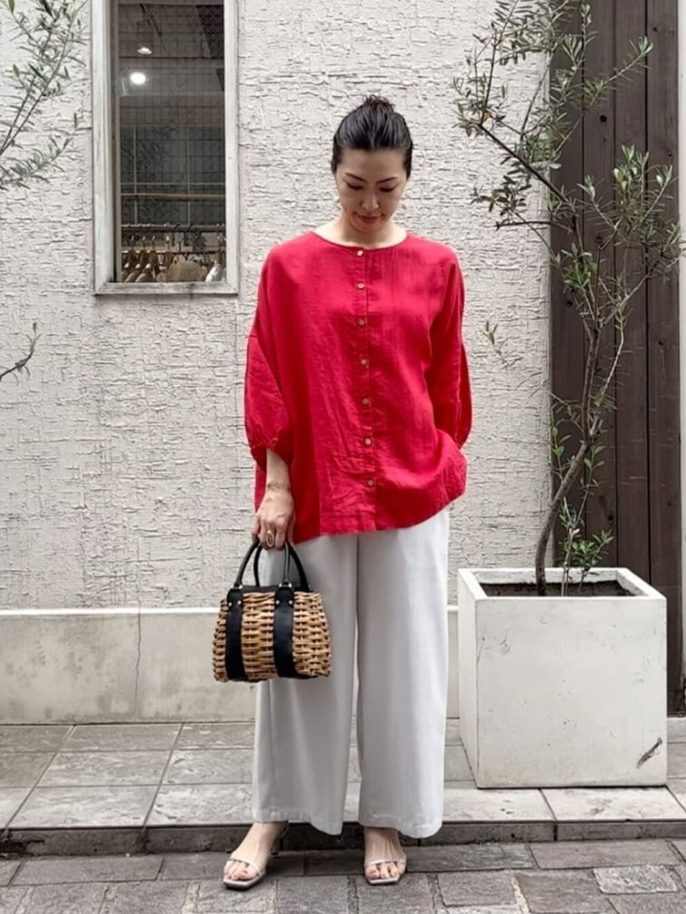 レッド系のシャツ/ブラウス、グレー系のその他パンツを着用したレディースの春コーディネートの2枚目の写真