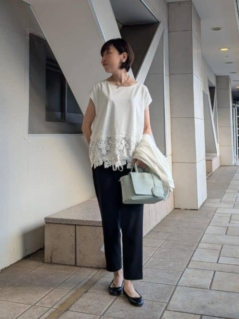 ホワイト系のシャツ/ブラウス、ホワイト系のTシャツ/カットソー、ブラック系のその他パンツを着用したレディースの冬コーディネートの2枚目の写真