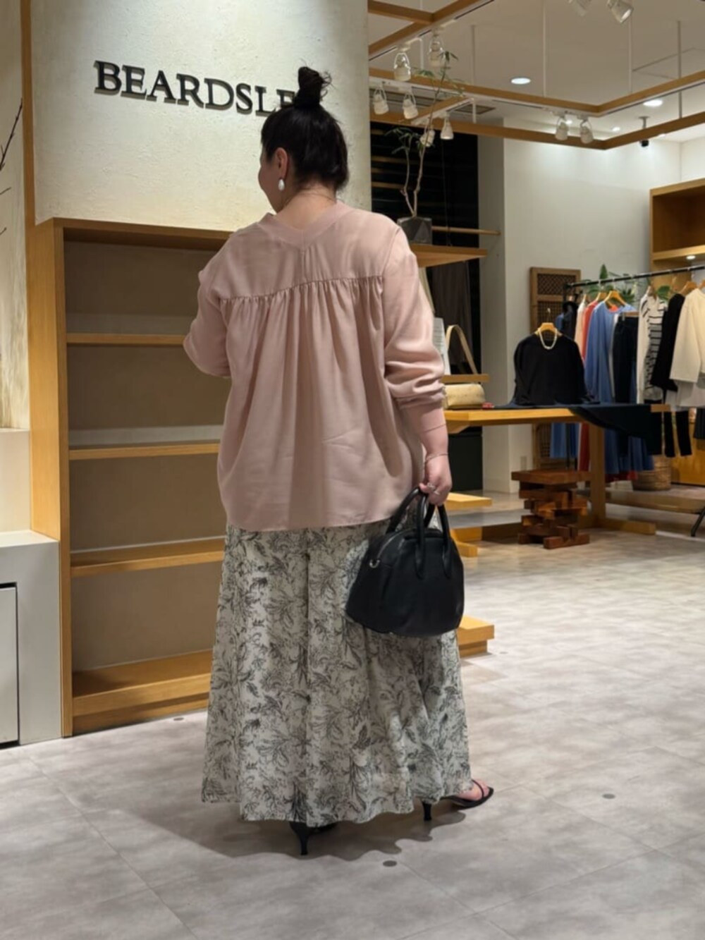 ピンク系のシャツ/ブラウス、ベージュ系のその他パンツを着用したレディースの冬コーディネートの5枚目の写真