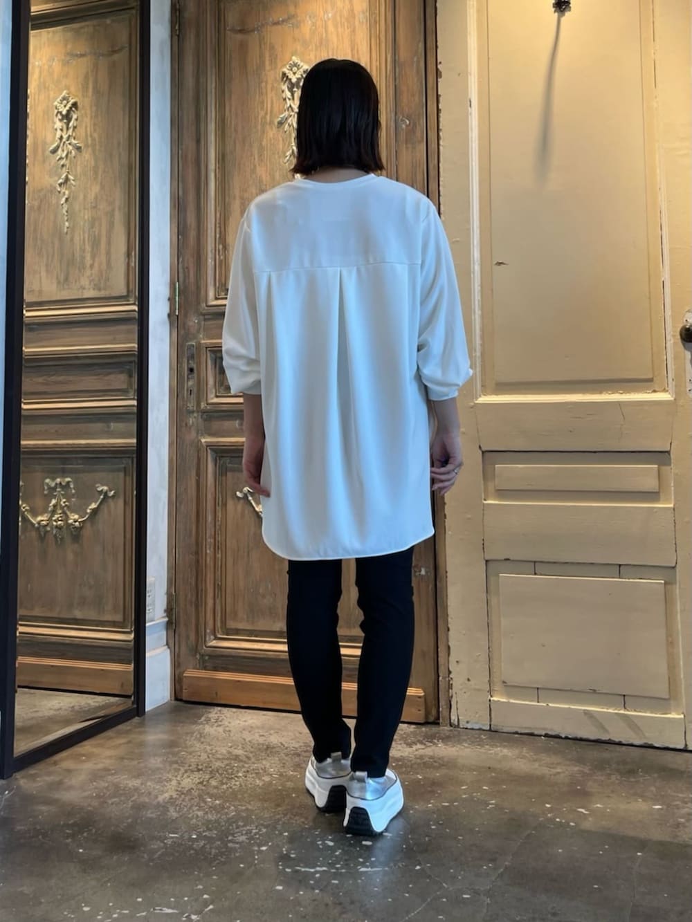 シルバー系のスニーカー、ブラック系のその他パンツ、ホワイト系のシャツ/ブラウスを着用したレディースの冬コーディネートの3枚目の写真