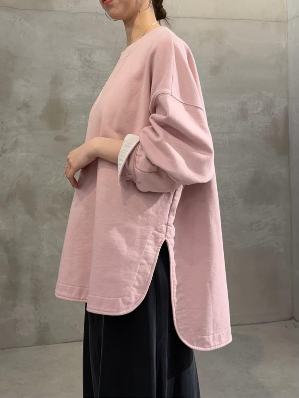 ブラック系のスカート、ピンク系のTシャツ/カットソーを着用したレディースの冬コーディネートの6枚目の写真