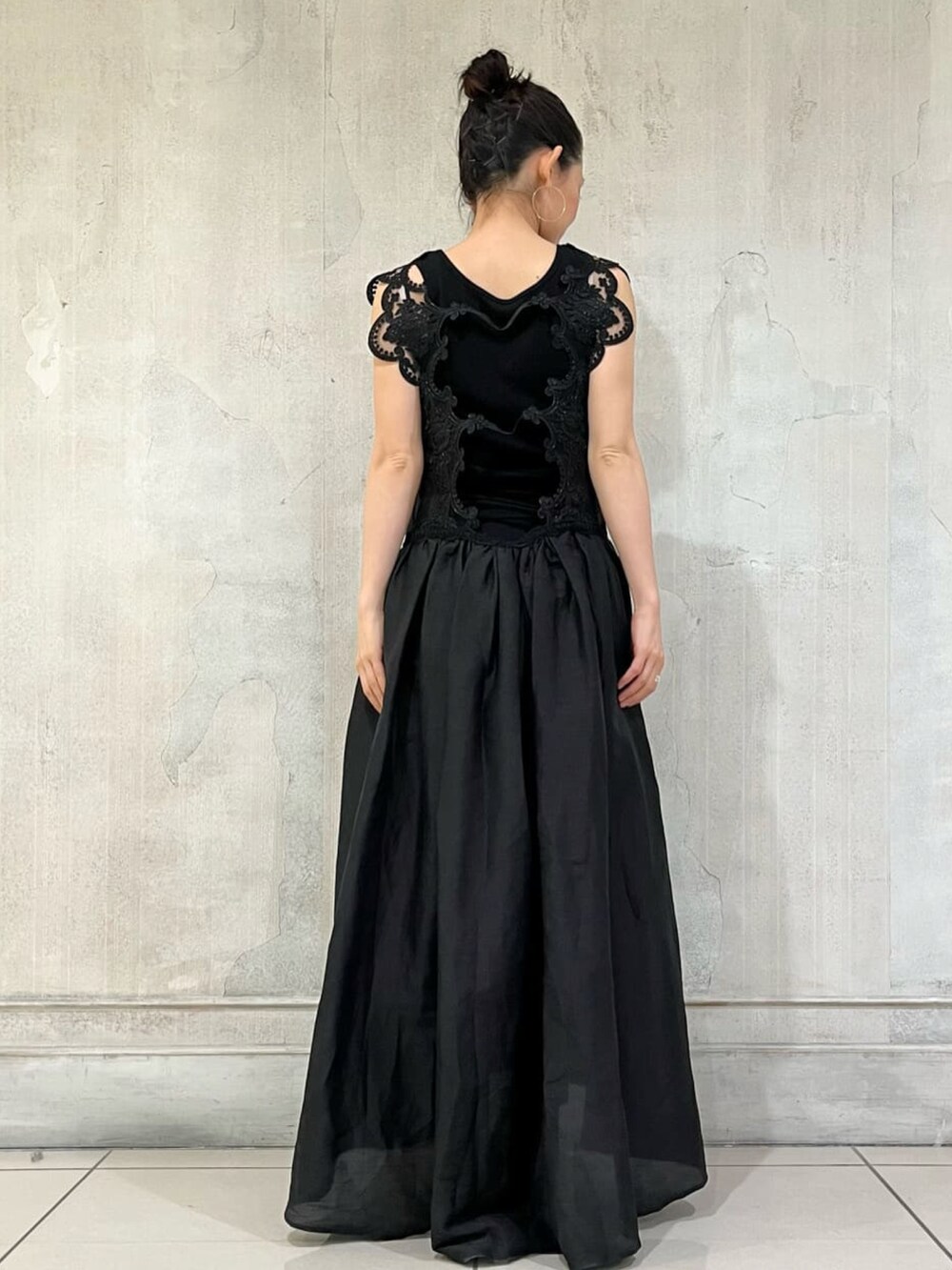 ブラック系のブルゾン、ブラック系のタンクトップ、ホワイト系のその他シューズを着用したレディースの春コーディネートの2枚目の写真