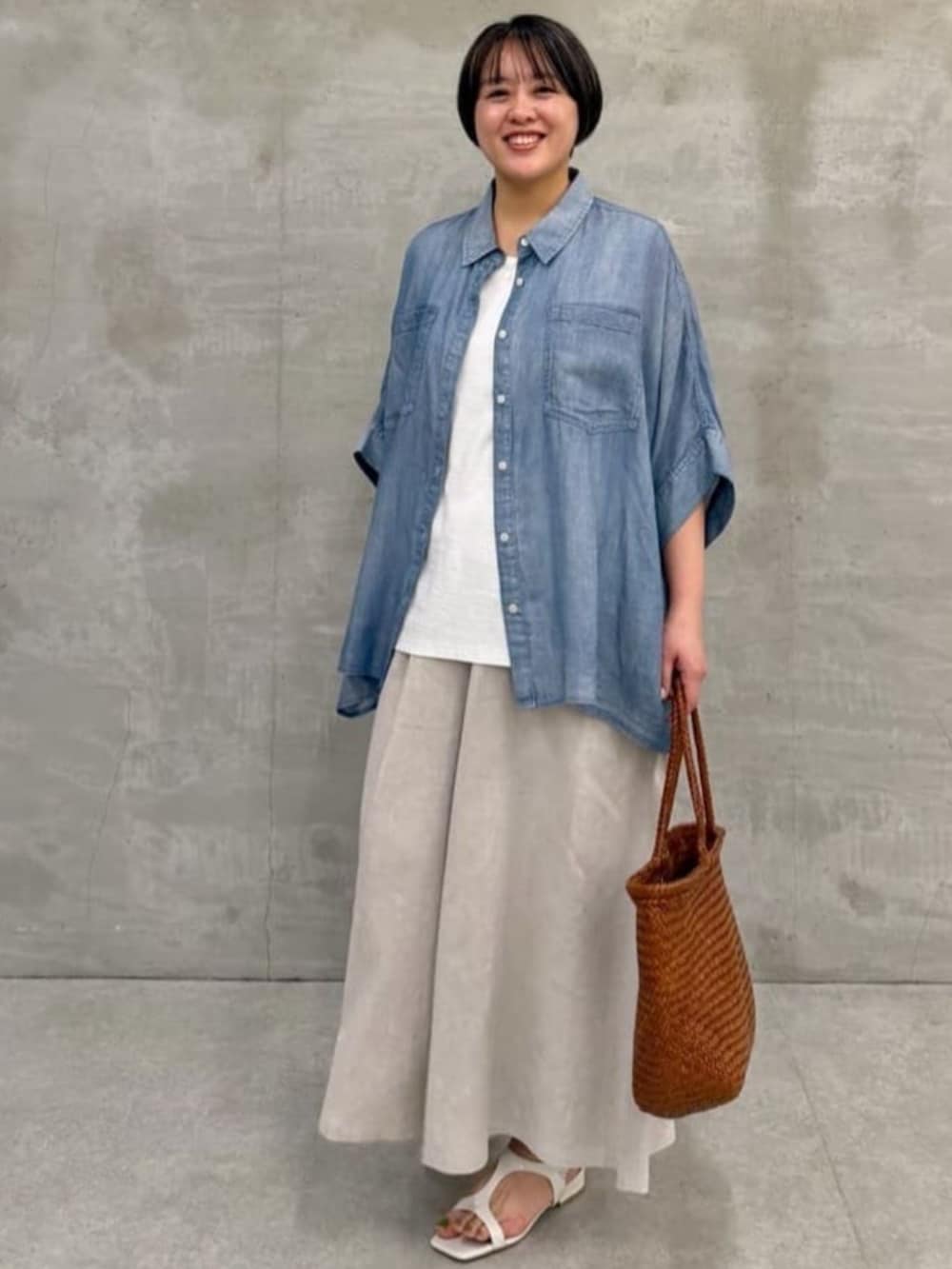 ベージュ系のその他パンツ、ブルー系のシャツ/ブラウスを着用したレディースの春コーディネートの2枚目の写真