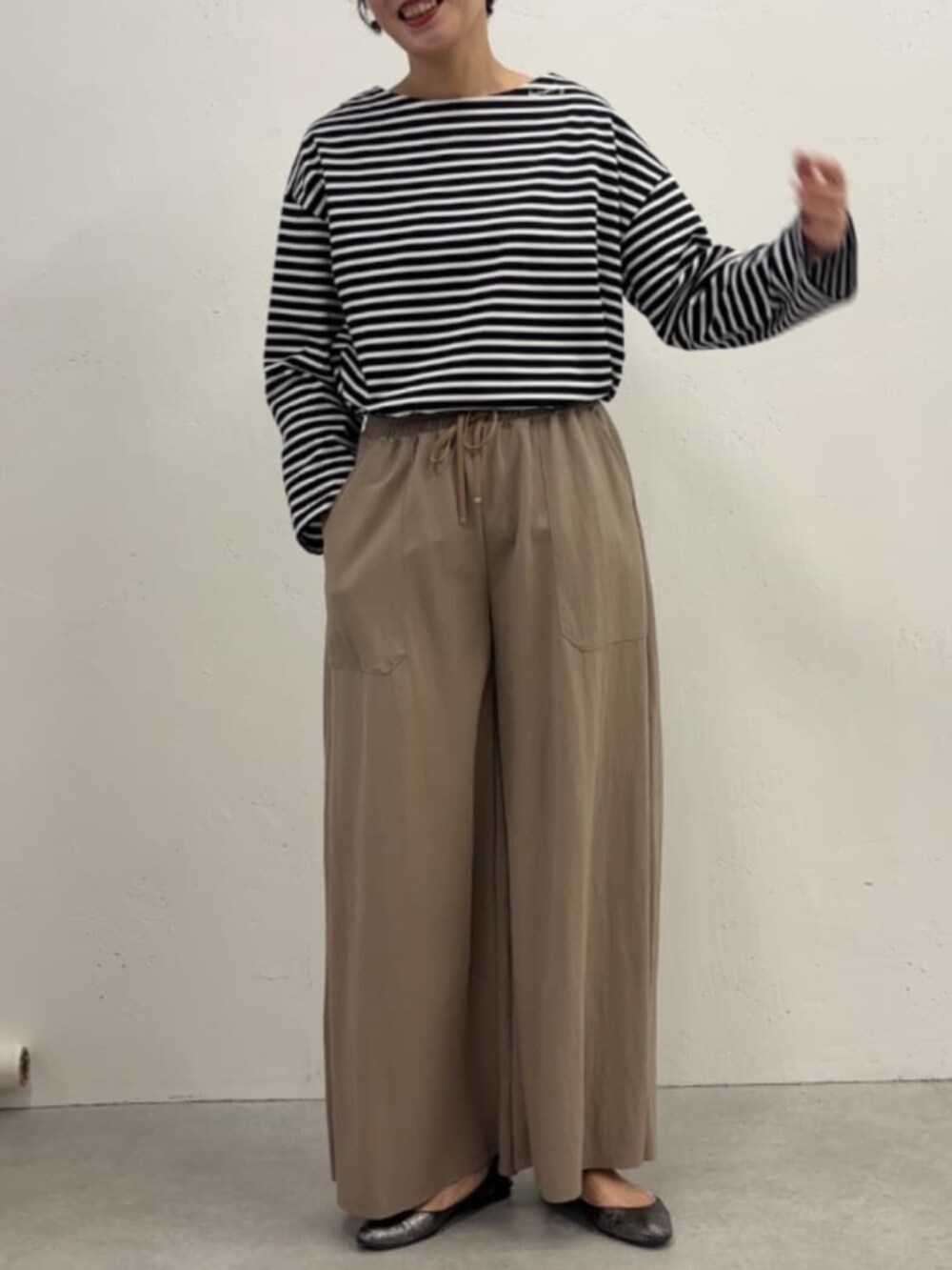 ブルー系のその他アウター、ベージュ系のその他パンツ、ブラック系のTシャツ/カットソーを着用したレディースの冬コーディネートの8枚目の写真