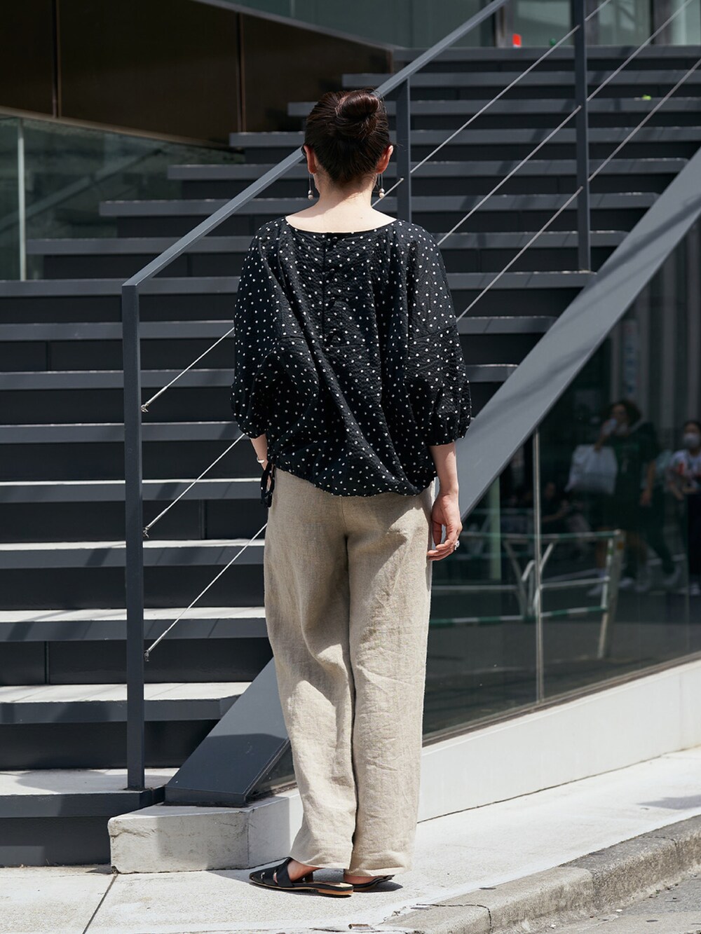 ブラック系のシャツ/ブラウス、ベージュ系のその他パンツを着用したレディースの夏コーディネートの3枚目の写真