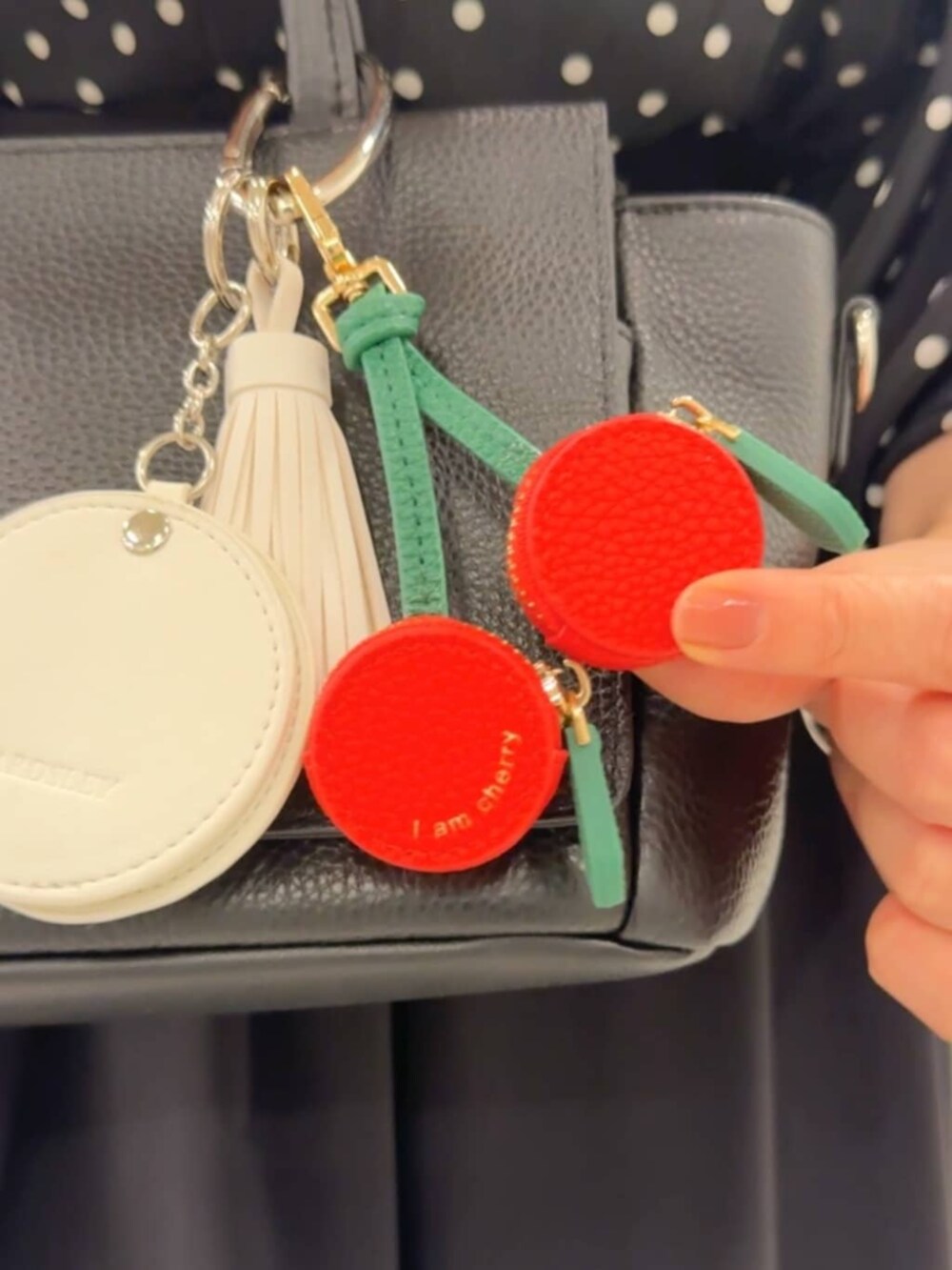 ブラック系のスカート、ブラック系のシャツ/ブラウスを着用したレディースの冬コーディネートの8枚目の写真