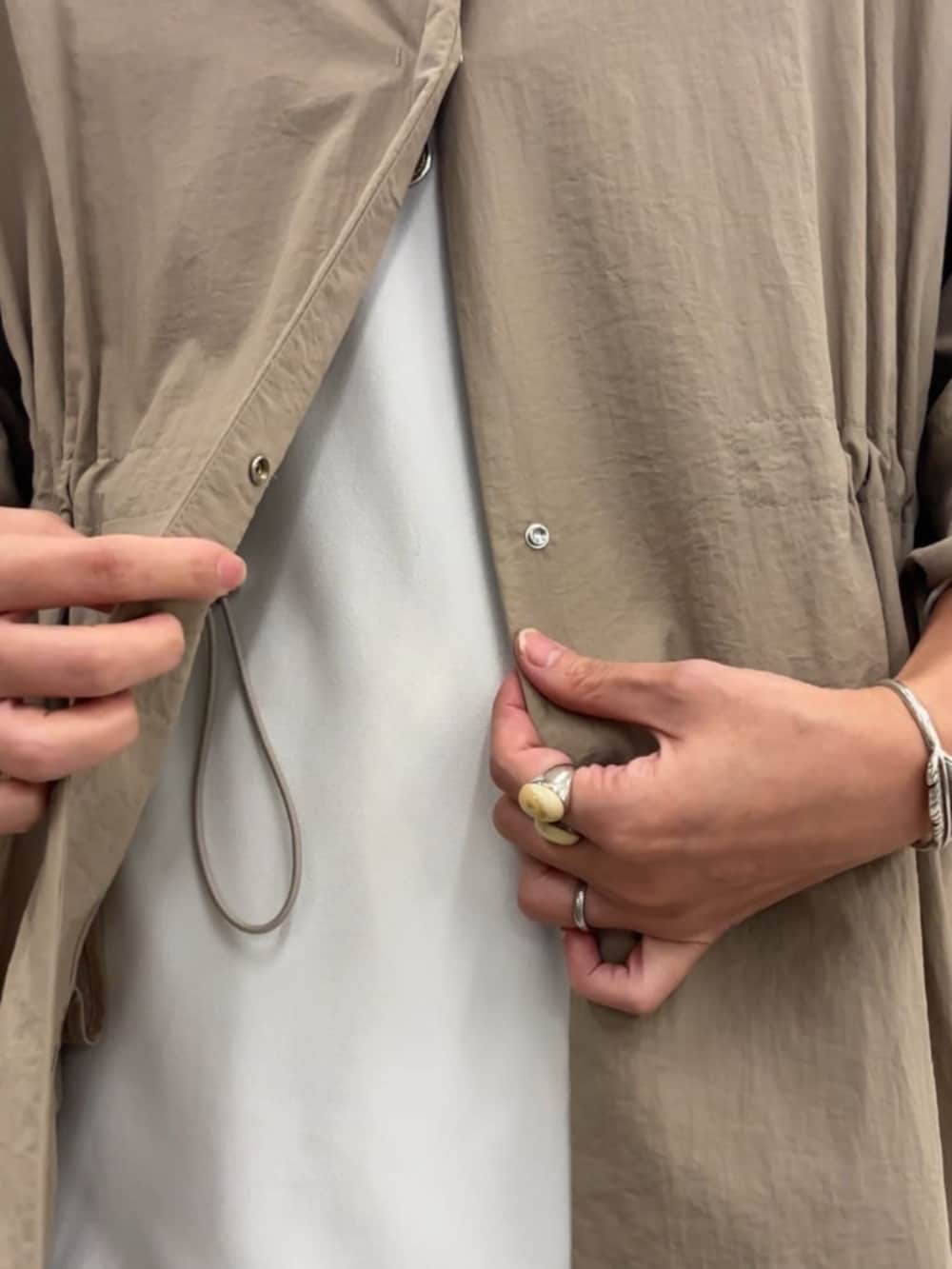 ベージュ系のその他アウター、ブラック系のボストンバッグ、ブルー系のデニムパンツを着用したレディースの冬コーディネートの9枚目の写真