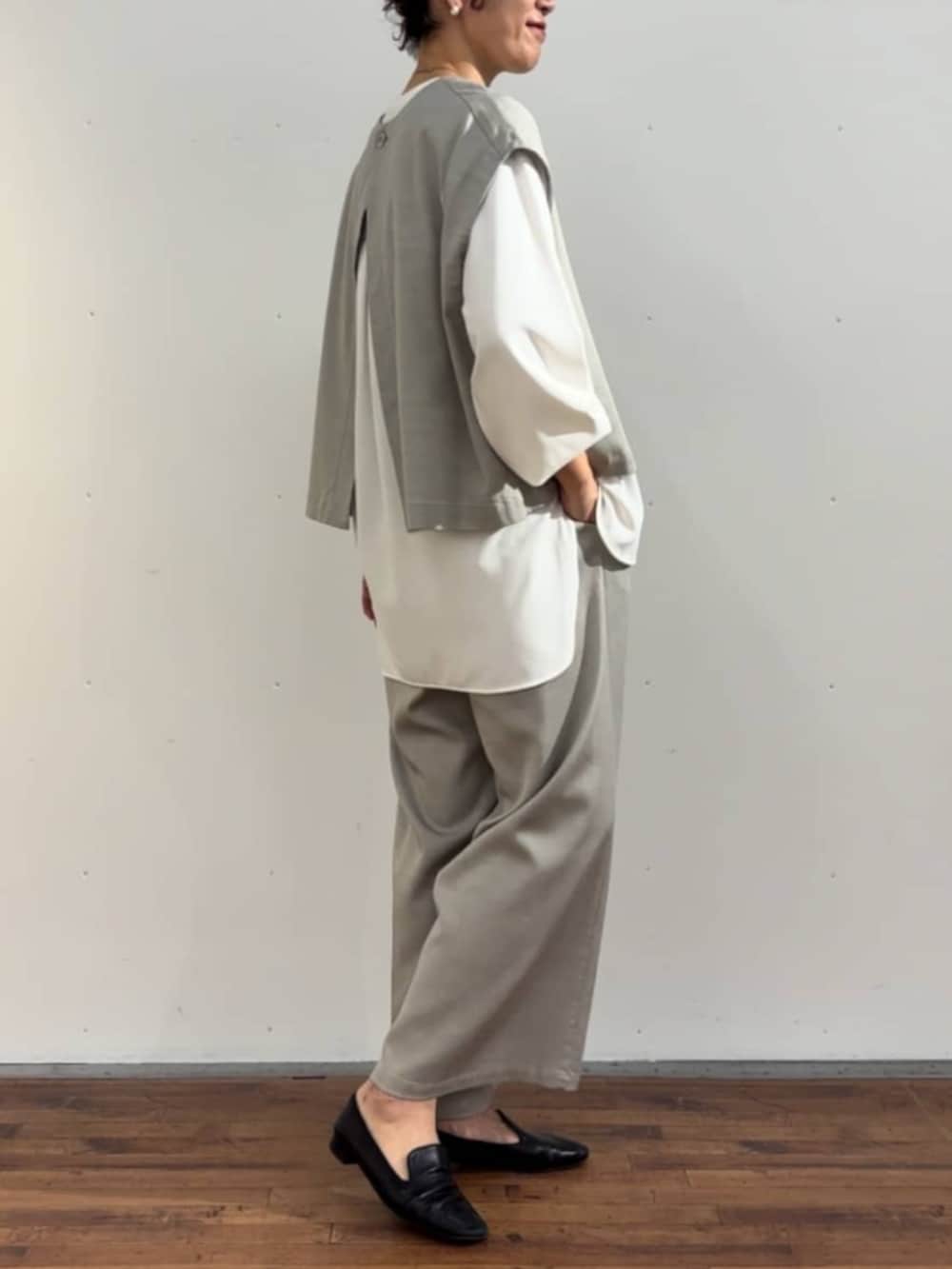 グレー系のシャツ/ブラウス、ホワイト系のシャツ/ブラウス、グレー系のその他パンツを着用したレディースの冬コーディネートの9枚目の写真