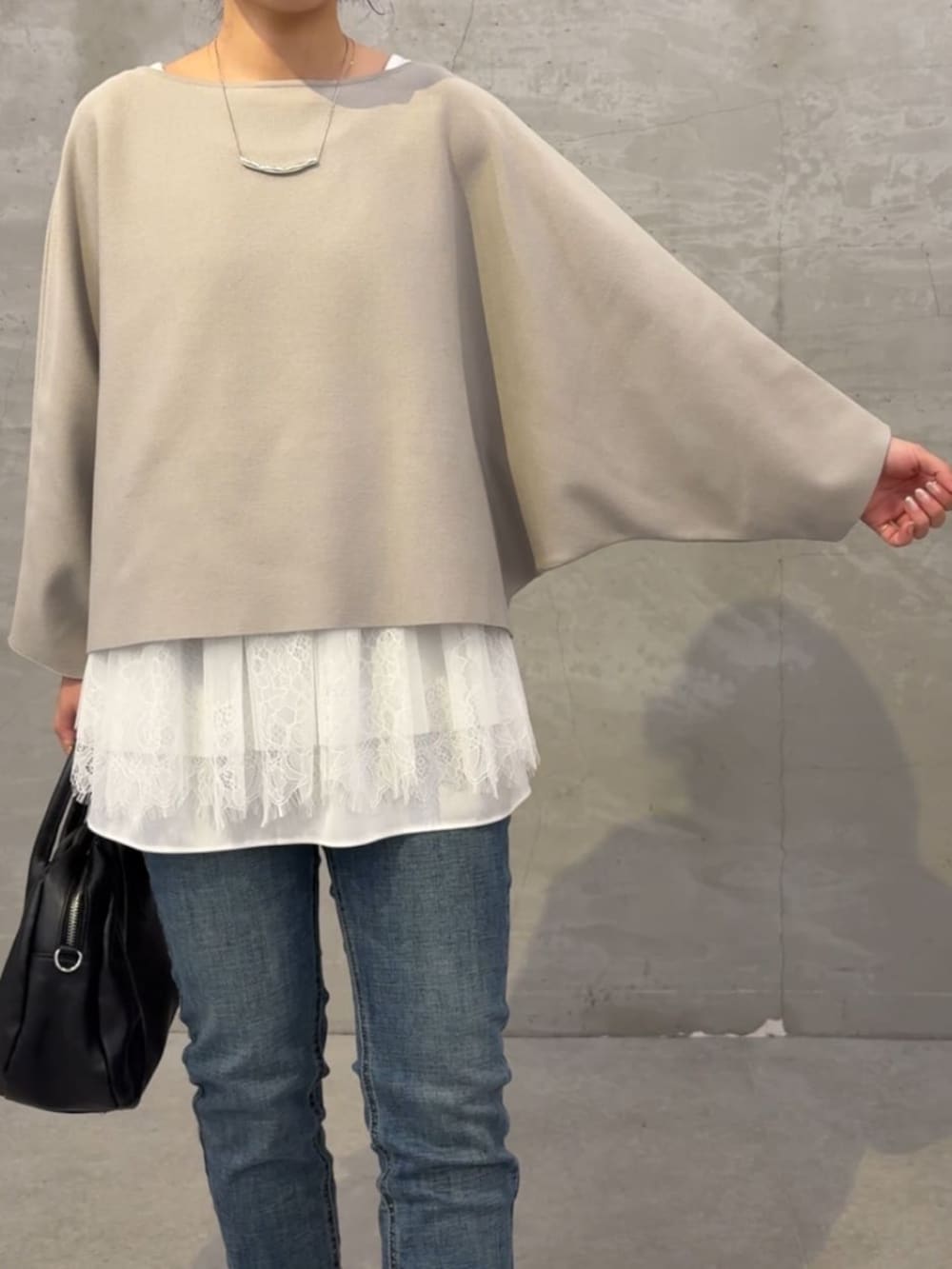 ブルー系のデニムパンツ、グレー系のニット/セーター、ホワイト系のタンクトップを着用したレディースの夏コーディネートの9枚目の写真
