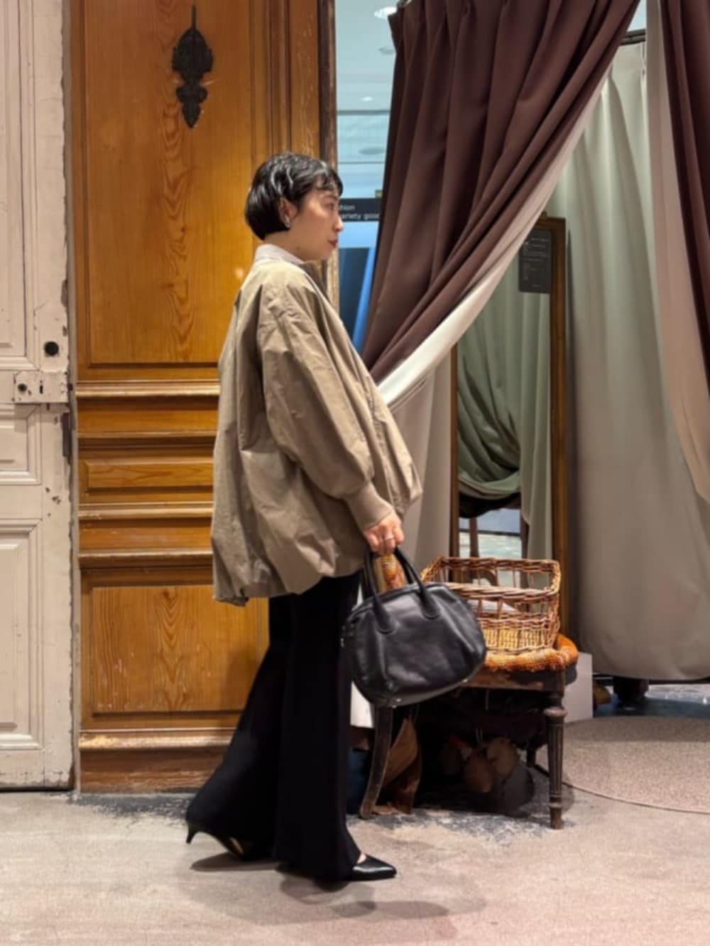 ブラック系のボストンバッグ、ホワイト系のシャツ/ブラウス、ブラック系のその他パンツを着用したレディースの春コーディネートの3枚目の写真