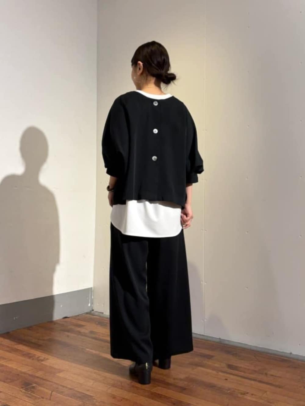 ブラック系のシャツ/ブラウス、ホワイト系のキャミソール、ブラック系のその他パンツを着用したレディースの夏コーディネートの3枚目の写真